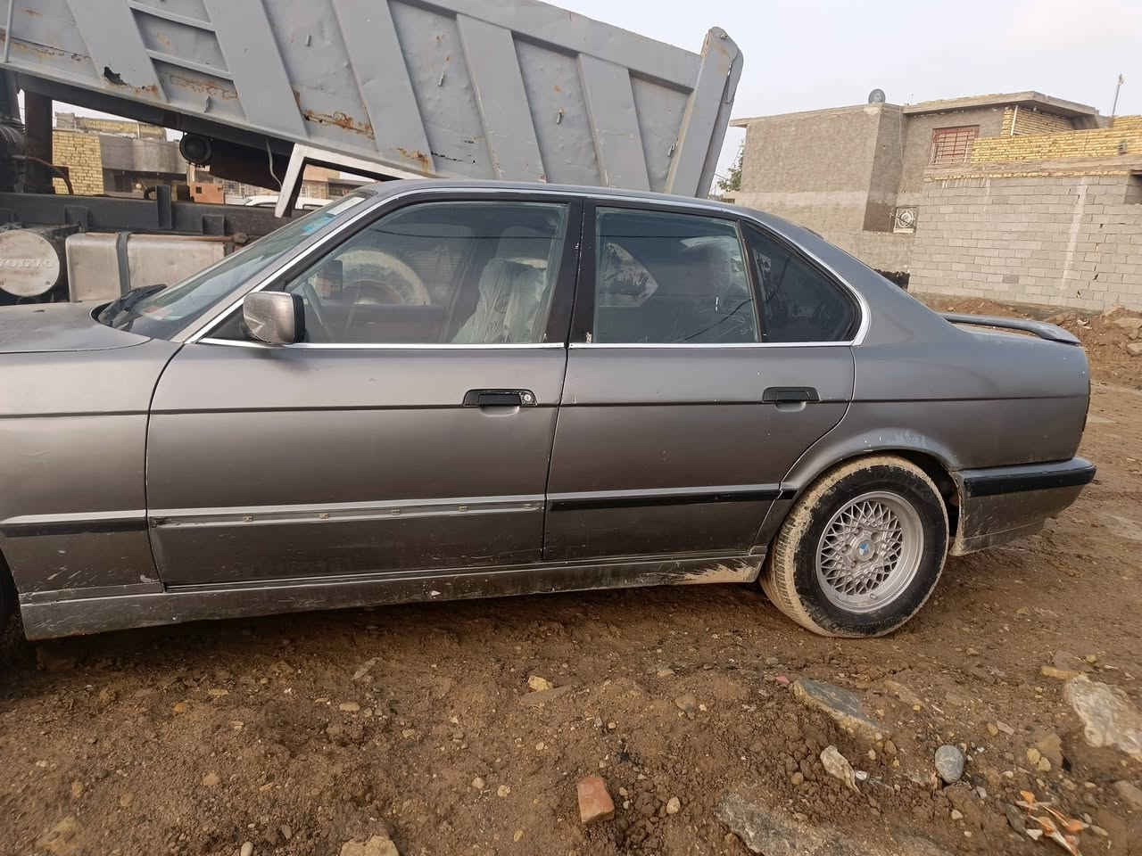 السلام عليكم سياره بي إم دبليو موديل 1990
سياره مكينه وكير خير من الله
بس سدره شويه تعبان 
السعر 35 وبيه مجال حكه الجيه 
والشراي بي خير ويدلل 
مكاني كوت مركز المدينة
الرقم/***********
***********
