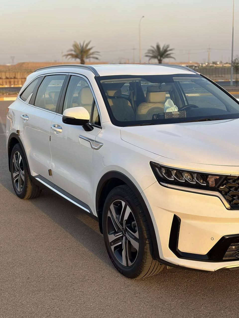 للبيع كيا سورينتو 2022 وارد خليجي
🚗 المواصفات:

* كيا سورينتو موديل 2022
* محرك 2.5 لتر (4 سلندر)
* دفع أمامي (FWD)
* لون أبيض
* وارد خليجي
* عداد 85,000 كم
* فول مواصفات (بدون سقف بانوراما)
* تشغيل بصمة وستارت
* شاشة معلومات وترفيه كبيرة
* Apple CarPlay و Android Auto
* كاميرا خلفية وحساسات
* مثبت سرعة
* مقاعد جلد
* تحكم كامل من المقود
* إنارة LED
* جنوط ألمنيوم
* مكيف أمامي وخلفي
* 7 مقاعد

*السيارة رقم أربيل تريد تحويل تريد وكاله ماكو مشكلة

*ملاحظات السيارة:قبق الصندوك مفتوح  وبيها بارد بباب الراكب معدل موضح بالصوره وباقي السيارة كلها بحالة الوكاله تخم تاير جديد والسيارة نظيفه وعلى آخر حبايه 

✅ السيارة بحالة ممتازة والاستعمال شخصي.
✅ جميع الصيانات الدورية مجراة بانتظام.
✅ جاهزة للفحص للجادين.

📍:موقع السيارة بغداد/بسماية

📞 للتواصل: (***********)
💰 السعر: (240$)بيها مجال
