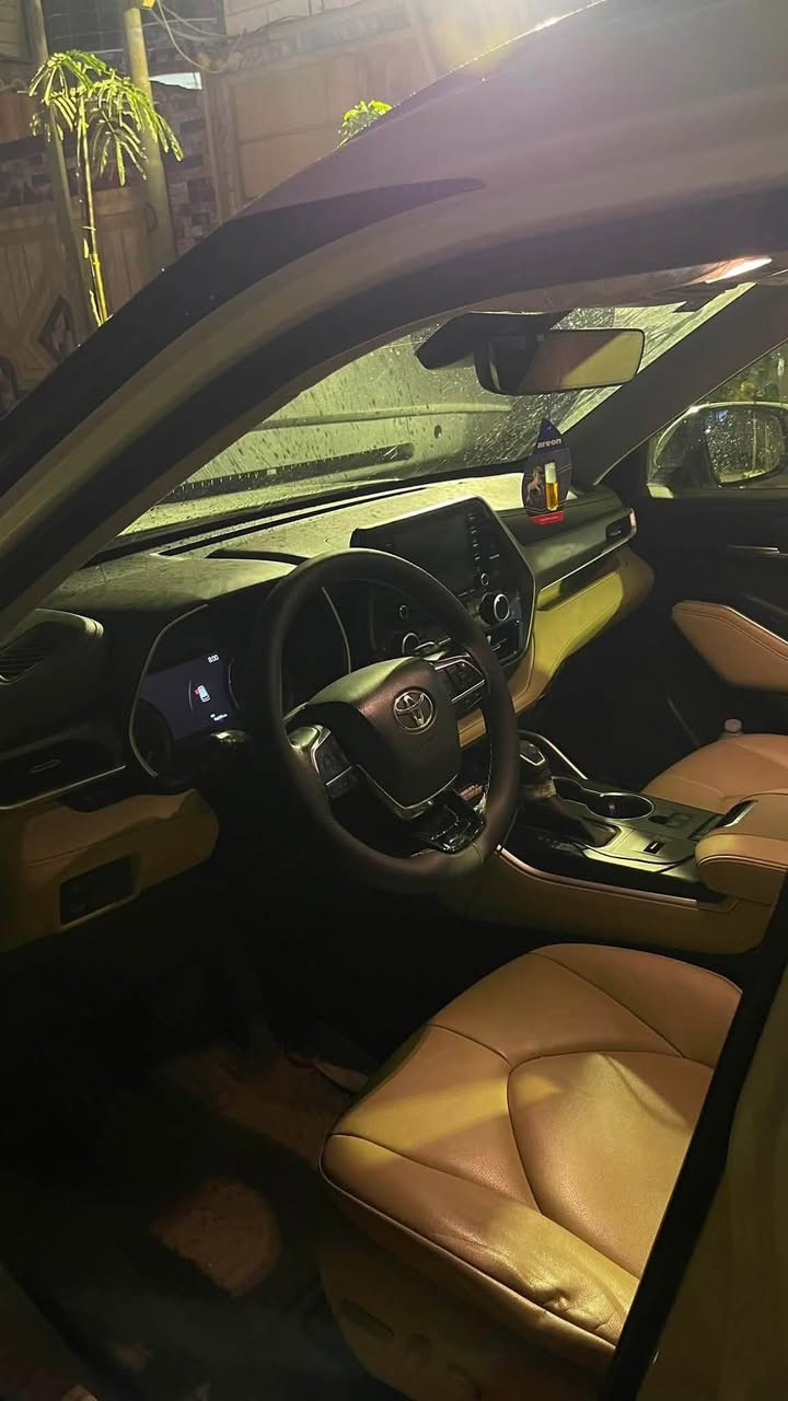 🚘 للبيع Toyota Highlander XLE AWD 2020 🚘

للبيع هايلاندر 2020 فئة XLE كلين تايتل بحالة ممتازة جداً، سيارة عائلية فخمة ومريحة، استخدام شخصي ونظافة عالية . 

🔹 الموديل: 2020

🔹 الفئة: XLE

🔹 العداد: 96,000 مايل

🔹 المحرك: V6 سعة 3.5 لتر

🔹 القوة: 295 حصان

🔹 ناقل الحركة: أوتوماتيك 8 سرعات

🔹 نظام الدفع: AWD (دبل مستمر)

المواصفات والتجهيزات:

✅ فتحة سقف كهربائية

✅ مقاعد جلد 

✅ مقاعد أمامية مدفأة

✅ مقعد السائق كهربائي 10 وضعيات مع ذاكرة حفظ

✅ مقعد الراكب الأمامي كهربائي

✅ ثلاثة صفوف مقاعد

✅ شاشة معلومات وترفيه 8 إنج

✅ Apple CarPlay

✅ Android Auto

✅ منافذ USB متعددة

✅ شاحن لاسلكي للأجهزة 

✅ نظام دخول ذكي Smart Key

✅ تشغيل السيارة بالبصمة

✅ تشغيل عن بعد

✅ باب خلفي كهربائي

✅ مكيف أوتوماتيك ثلاثي المناطق

✅ كاميرا خلفية

✅ حساسات مساعدة للركن

✅ جنوط ألمنيوم أصلية 18 إنج

✅ أضوية LED أمامية وخلفية

✅ مثبت سرعة راداري Radar Cruise Control

✅ نظام المحافظة على المسار Lane Keep Assist

✅ نظام التنبيه عند مغادرة المسار Lane Departure Alert

✅ نظام التحذير من الاصطدام الأمامي

✅ نظام الكبح التلقائي للطوارئ

✅ مراقبة النقطة العمياء Blind Spot Monitor

✅ تنبيه حركة المرور الخلفية Rear Cross Traffic Alert

✅ نظام الإضاءة العالية الأوتوماتيكي

✅ 8 وسائد هوائية

✅ فرامل إلكترونية مع Auto Hold

✅ أنظمة ثبات وأمان متكاملة

السيارة بحالة ممتازة جداً، المحرك الگير والشاصي بحالة ممتازة، وجاهزة للفحص بأي مكان.

📞 للاستفسار التواصل على الخاص أو الاتصال.

***********

