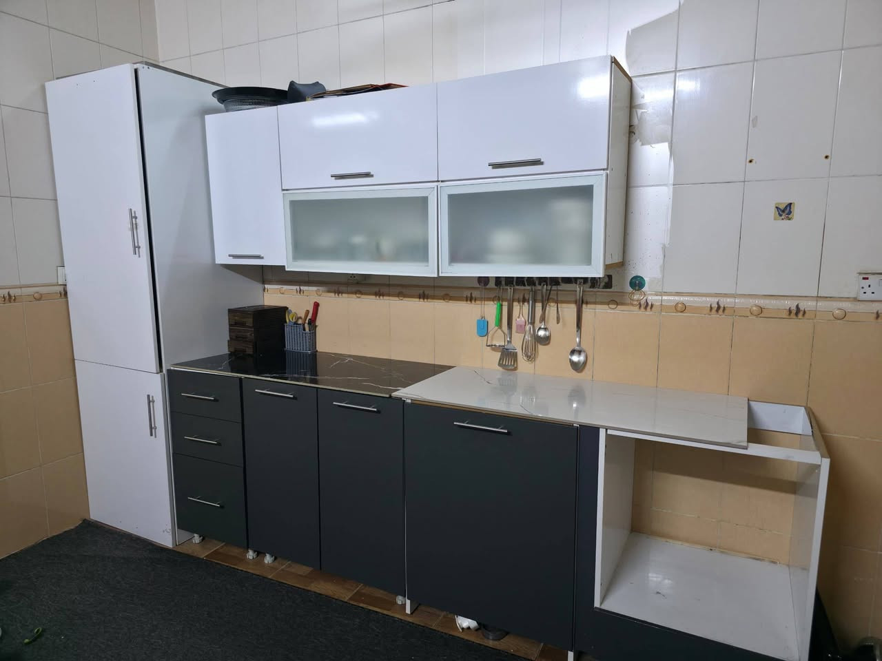 كاونتر مطبخ خشب نظيف جدا السعر ورقتين وبي مجال
***********
