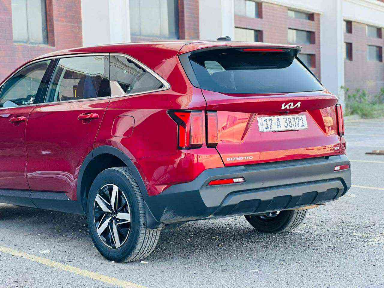 سلام عليكم كيه سورنتو موديل 2023 امريكي كلين مكفوله من الحادث أومن الضربه بيها مكدار اصبعين كصه البنيد شرط السونار سياره جديده/// محرك 2500 جي دي اي 
ماشيه 85 مواصفات السياره تشغيل عن بعد 
حساسات خلفيه و اماميه شاشه لمس كبيره 
تبريد قطعتين تدفئه بالكشنات
عدد الركاب 7 راكب تحكمات استيرن اشاير بالمري 
نظام حفض المسار شحن واير لاسلكي
مكان السياره السماوه السعر265 وبيها مجال للشراي
رقم موبايل ***********////***********
