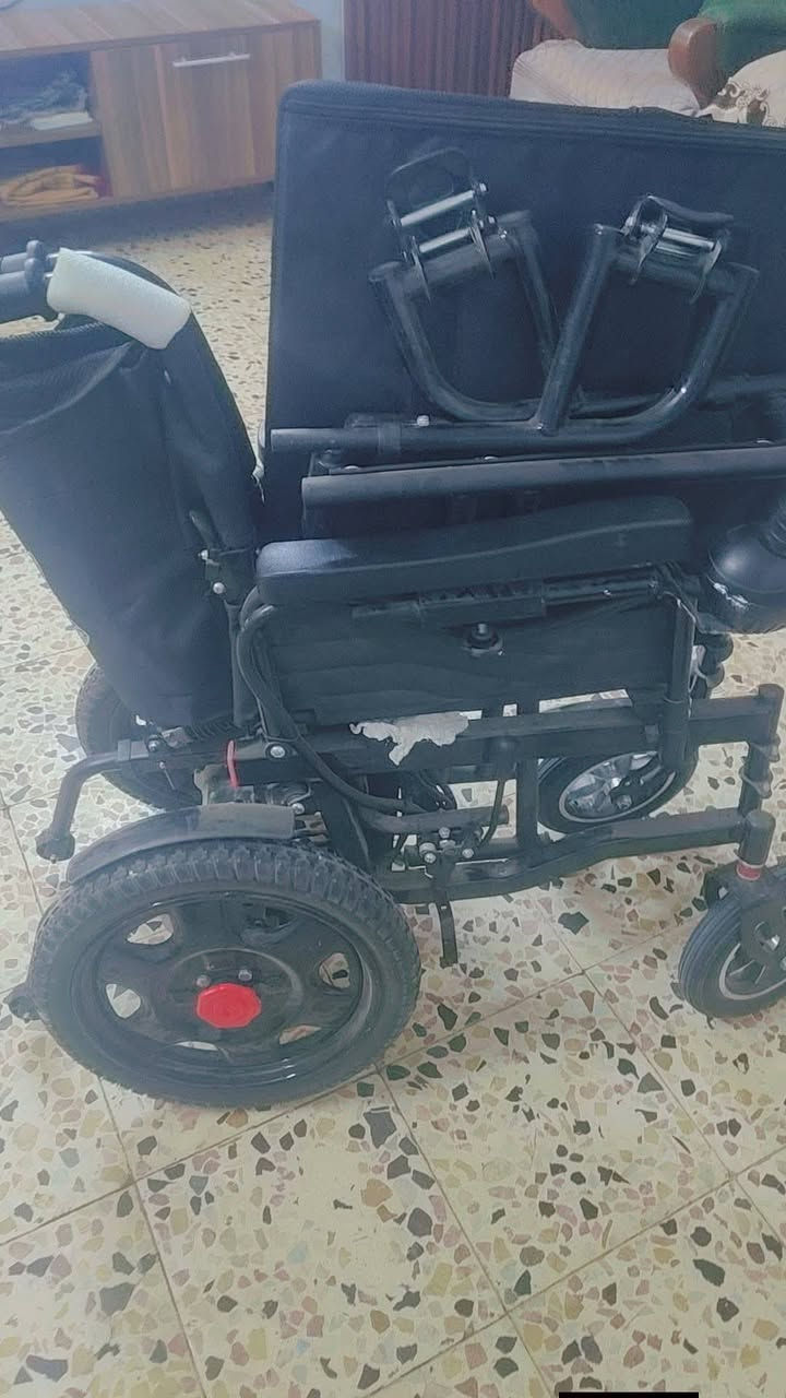 عندي كرسي معوقين شحن للبيع سعره 375الف يطبك ويصير بالسياره نظيف جدا نجف بالكوفه *********** الحجم الكبير
