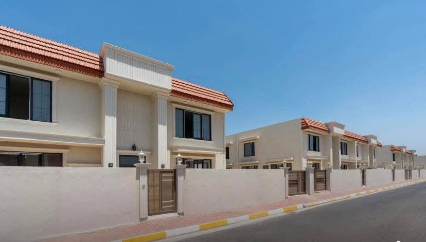 تتوفر بيت  (ڤلة )  عدد (2) متجاورتان غير مطلوب للشركة  يسجل باسم المشتري مباشرة  داخل مجمع الؤلؤة  السكني
وبمواقع مميزة في المرحلة الاولى من المجمع وبمساحة 280 م طابقين وجهة الڤلة 20 م 

تفاصيل الڤيلة ////////

= غرفة نوم مع مجموعة صحية كاملة (سويت) الطابق الارضي
=صالة  مع مجموعة صحية شرقي وغربي.
=استقبال .
=مطبخ .
=منور.
=غرف نوم عدد(3) مع مجموعة
صحية  متكاملة في الطابق الاول
=كراج سيارة وحديقة.

ملاحظة /// سعر البيت يبدأ من 350 وقابل للتفاوض ! مع هدية اثاث مطبخي🌸
بيت العمر يبدأ من جودة البناء
 العنوان
كربلاء المقدسة -  الحر - قرب المستشفى التركي 
***********
