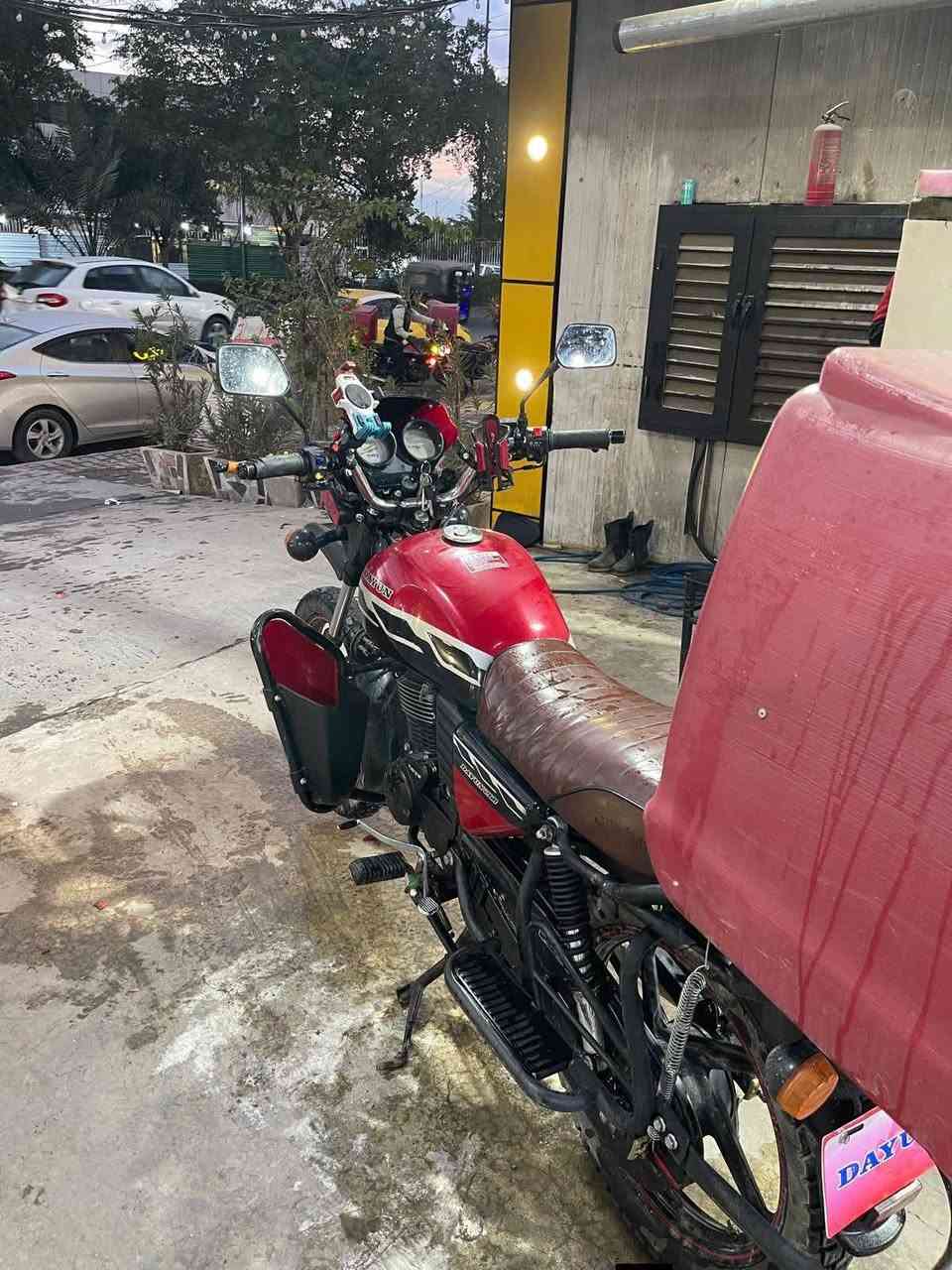 ياالله السلام عليكم دراجه دايوان مرقم بغداد  للبيع
موديل ٢٠٢٣ كفاله عامه  بيها طعجه زغيره بالتانكي فقط  رقم و سنويه نكليزي تحويل ثاني يوم *********** او *********** السعر 2450 و بيه مجال حك الجيه عنواني الشعب
