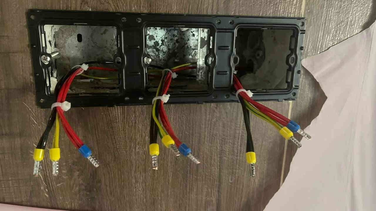 سلام عليكم 
كادر حسين الكهربائي مستعدون لــ.......
تأسيس سيمنز 
تأسيس بوري
عمل بوردات
صيانه
الستفسار اتصال + وات ساب  ***********
