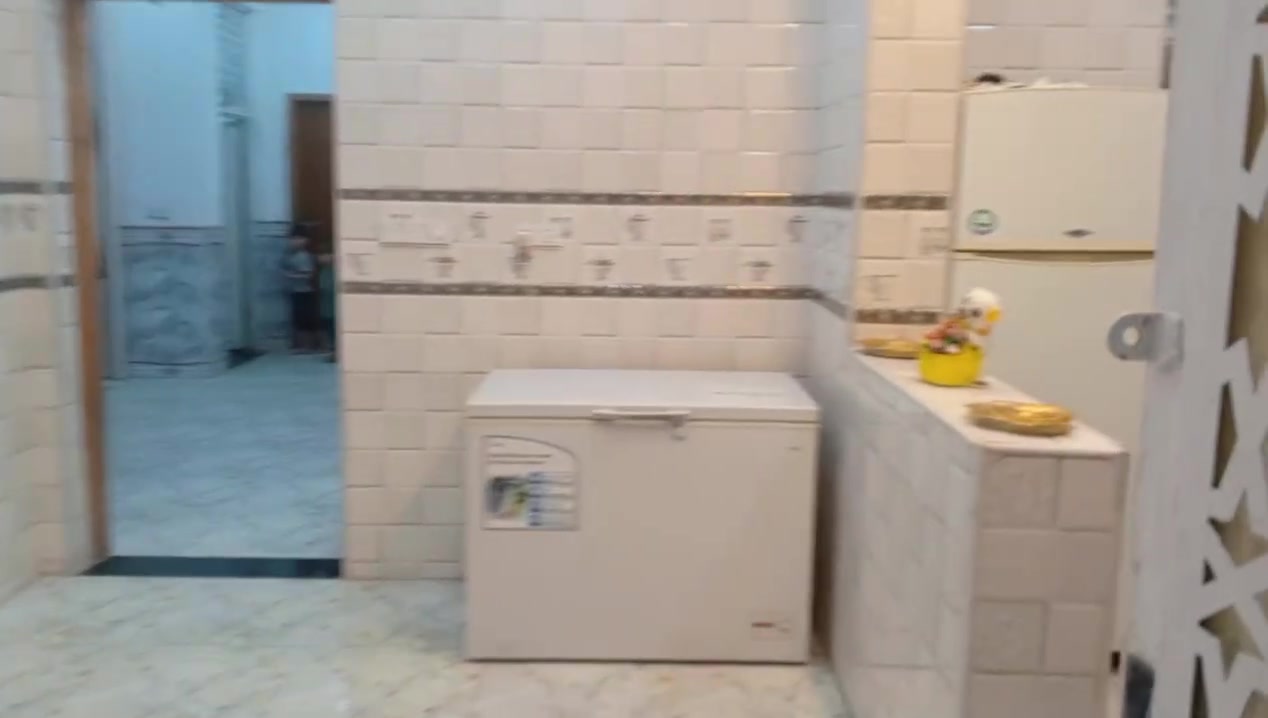 للبيع المساحه 200متر
طابق واحد الكوت الجديده شارع بيت حايف
يبعد ع شارع بغداد 300متر السعر 115وبي مجال 
للاتصال ***********
