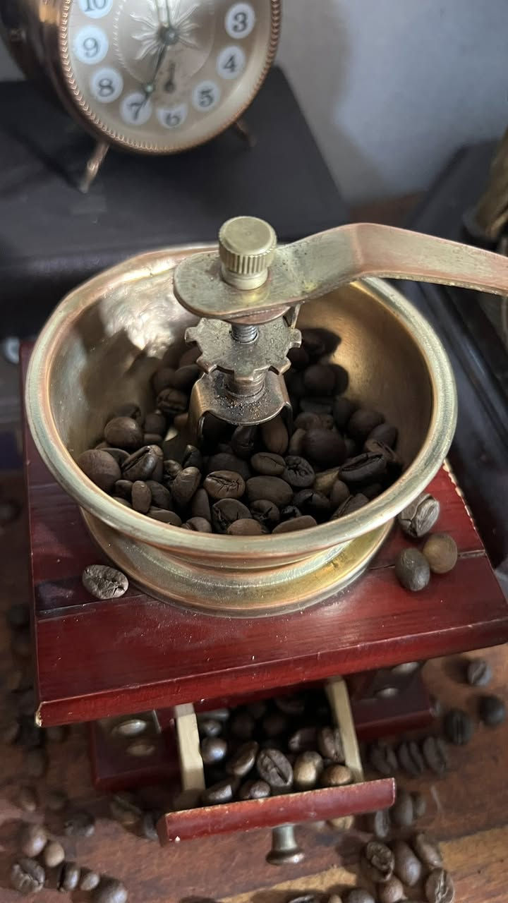 ☕ مطحنة قهوة كلاسيكية ديكور وفينتاج ☕

إذا كنت من عشاق القطع القديمة والديكور الراقي، هاذ المطحنة تضيف لمسة دافئة وأنيقة لأي بلاصة 
المكتب أو المقهى. تصميم كلاسيكي مصنوع من الخشب مع تفاصيل من النحاس يخليها قطعة ديكور مميزة وتلفت الانتباه من أول نظرة.

✨ تصميم فينتاج أنيق
✨ تفاصيل دقيقة وتشطيب راقٍ
✨ مناسبة للديكور، والاستعمال والتصوير، المقاهي 
والركن الكلاسيكي
✨ قطعة تضيف جوّ من الأصالة والحنين للزمن الجميل

📏 حالة ممتازة وتعمل كما هو موضح في الصور.

💰 فرصة لعشاق التحف والديكور الفخم، قطعة مميزة ما تتفوتش.

📩 للمهتمين، راسلونا عالخاص للاستفسار والسعر


**إذا كنت صاحب هذا الإعلان وتريد حذفه لأي سبب، رجاءا أرسل رسالة إلى الدعم الفني**