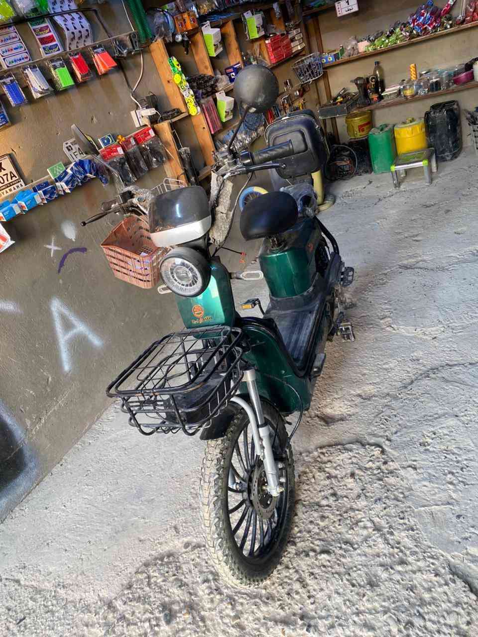 السلام عليكم دراجه شحن
5بطاريات 3نمر 
دراجه جديده استخدام قليل 
امبيثري بلاثوت 
وياهه بصمتين وسويجين وكارت 
مكاني نجف فوك من قريه الغدير 
السعر 350وبيهه مجال 
رقمي ‏‪0777 863 7688‬‏
