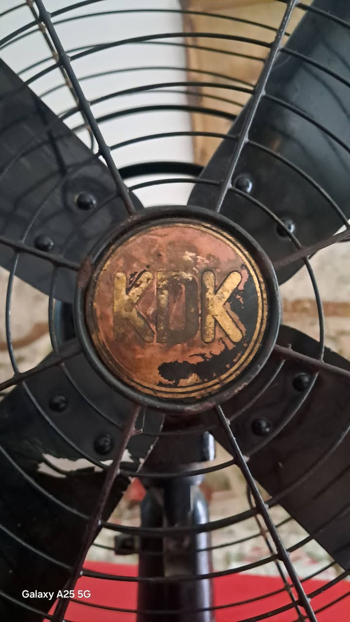 تحفة يابانية نادره من KDK إنتاج الخمسينات نظافة عالية جدا جدا شغالة على وضع الشركة السعر ٨٠الف قفل 🔐 سعر نهائي ***********سيد عباس يوجد توصيل
