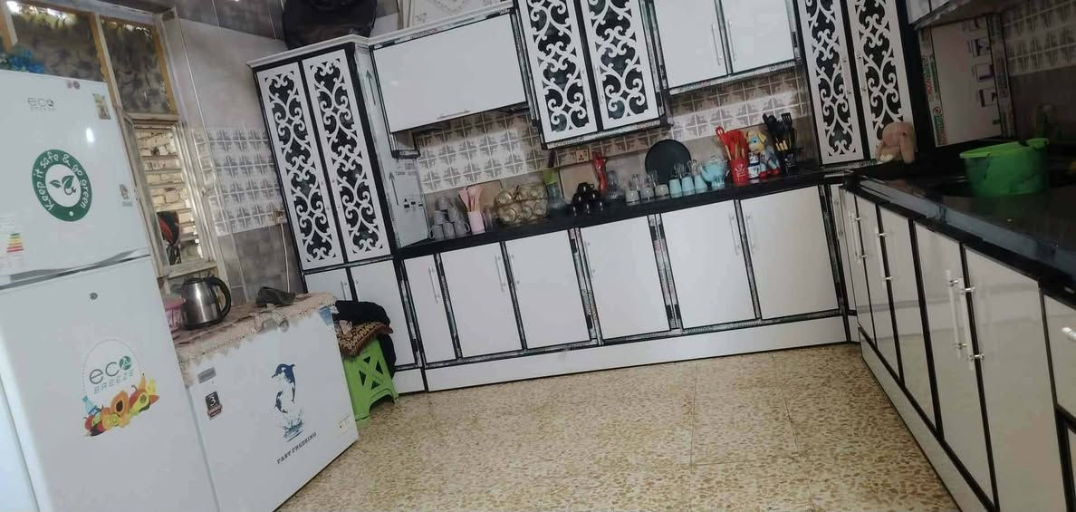 بيت ع طريق دغاره لديوانيه مساحته 300 متر بناء يحتوي على غرفتين وصاله استقبال مطبخ صحيات طارمه
***********
