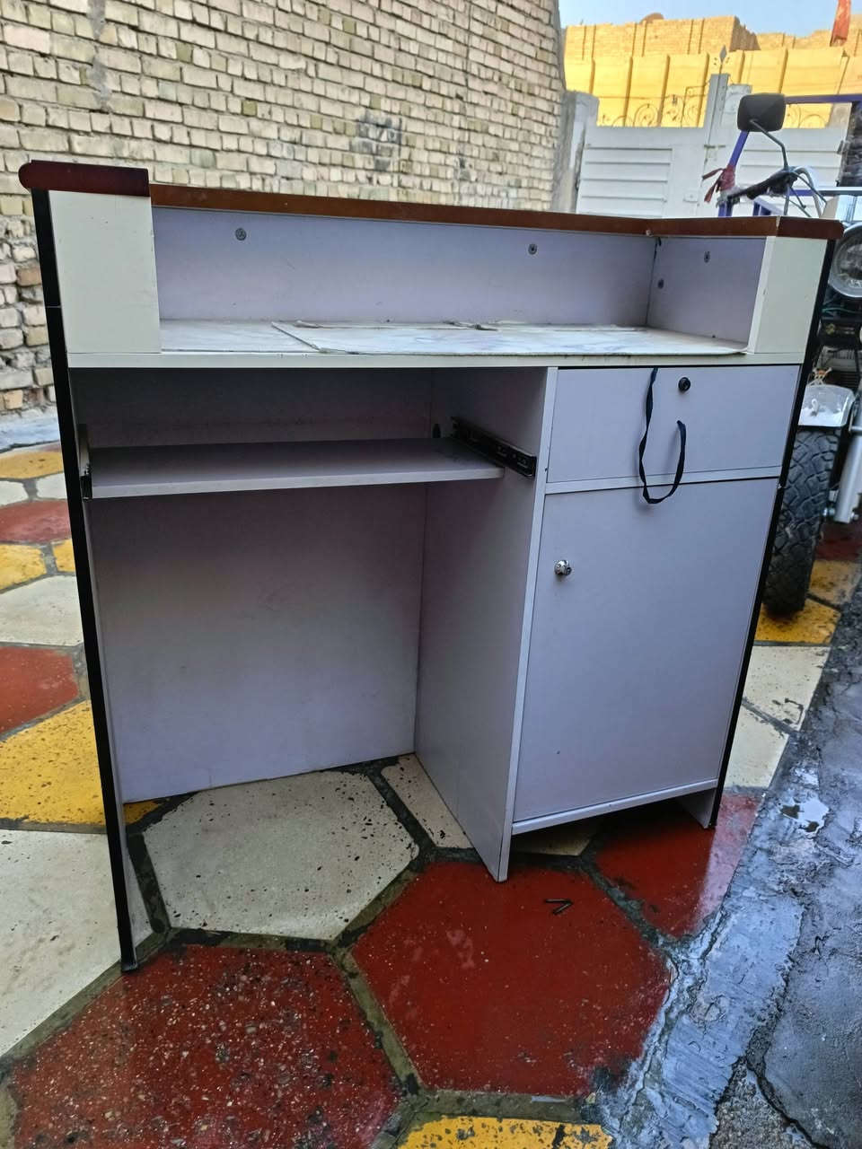 ميز مكتب او جم او مطعم او كوفي 
ميز مضيف مابيه شي 
العنوان بغداد مدينه الصدر الاورفلي 
سعر 75الف بيه مجال 
رقم الهاتف: ***********
