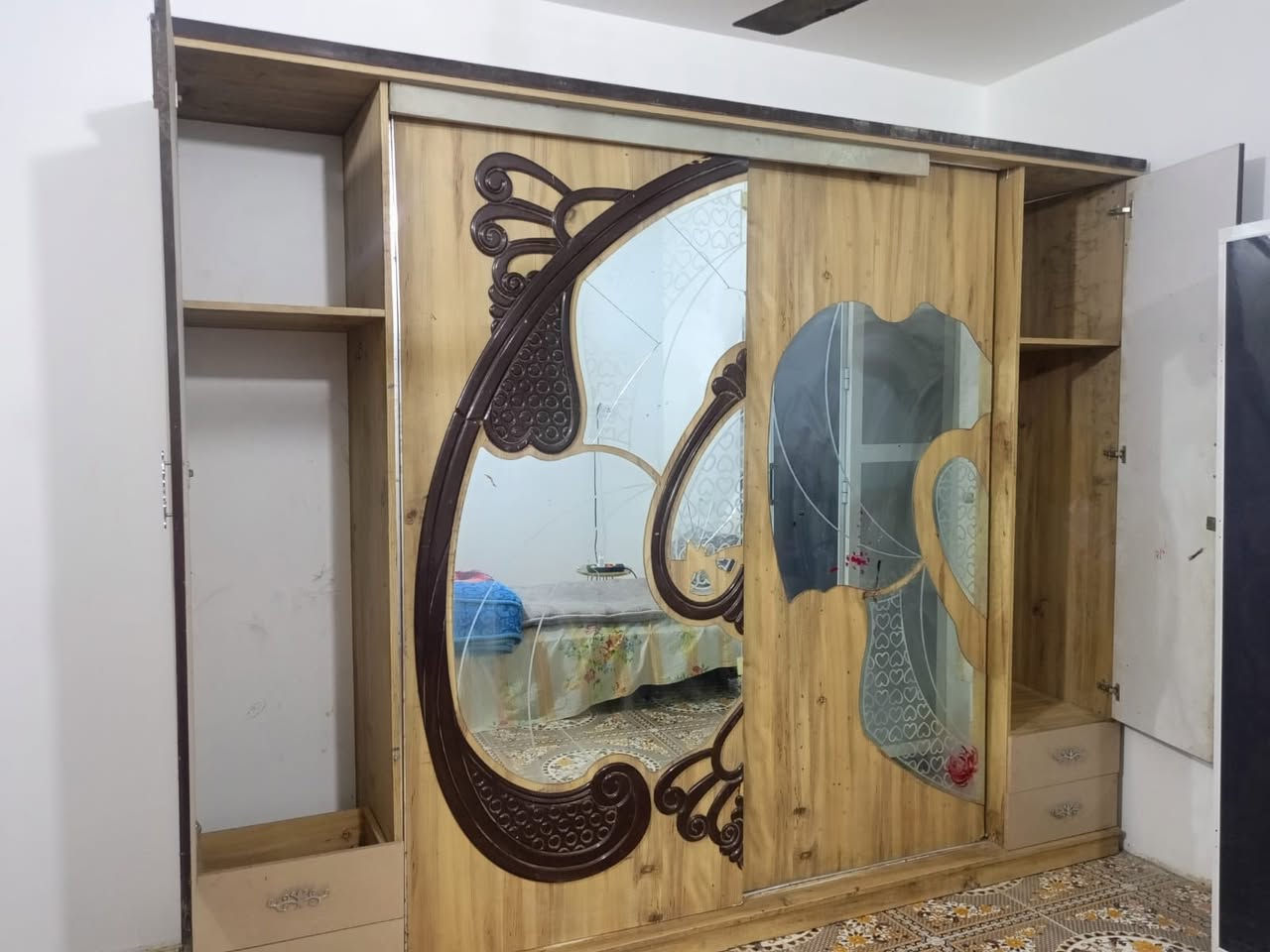 سلام عليكم كنتور خشب ابو ال 6 نضيف كلش لخشب مالته لبلوك لتركي الزان لخشبه لقويه. نضيف عوزه ترتيبات بسيطه سعره  خاص او تصال او واتساب ***********. مكانه ناصريه مركز مدينه
