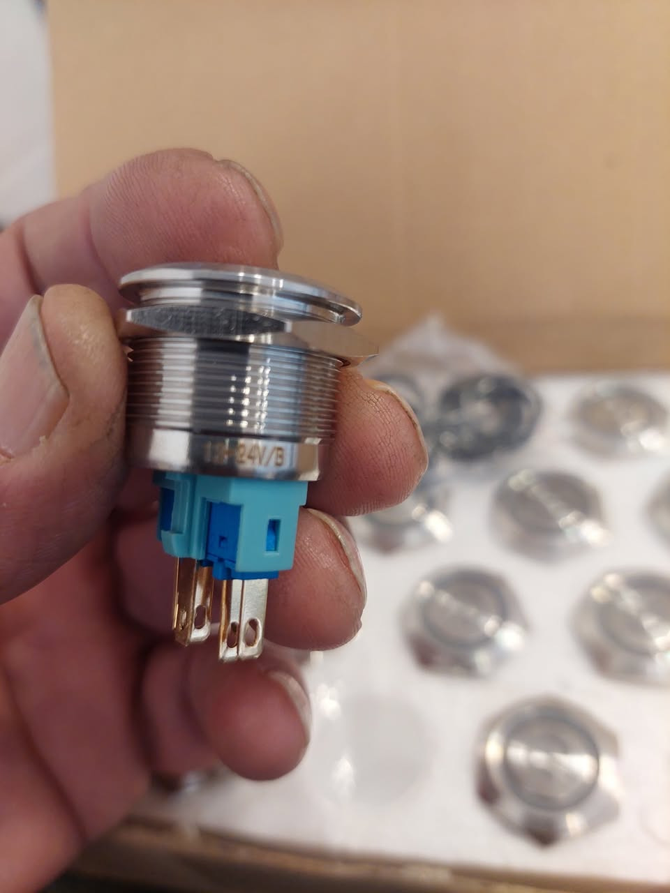 زر او مفتاح وتشغيل 12فولت/24فولت  العرض 2.5 cm والطول 3.5cm  مقاوم للصدا والماء  يستخدم في نطاق واسع  في الدوائر الكهربائية للسيارات والدراجات والاجهزة الكهربائية مزود ب LED ويمكن عمل نظام سكيورتي عليه كنظام امان من السرقة .علبة تحتوي
 على 20مفتاح  للاستفسار والحجز وات سابة ***********
