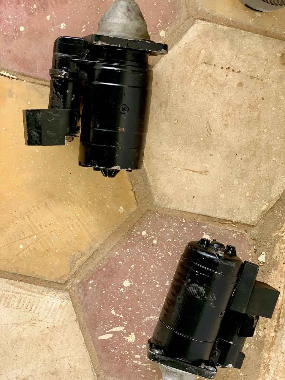 السلام عليكم
معدات نيوهولاند TD80

1) 2 سلف الاصلي مال الشركة بعده جديد وشرط الشغل

2) جرار الأصلي ايضاً

3) بطارية شحن مال جهاز ليزر باكستاني جديده وما مستخدمة قليل جداً 

4) شوته مال هواء 

5) معدلان دوار ( ابو الصنية )

بسعر مناسب 

المكان / محافظة النجف قرب سيطرة حلة / نجف ( المعمل الببسي)

للاستفسار/ ***********
