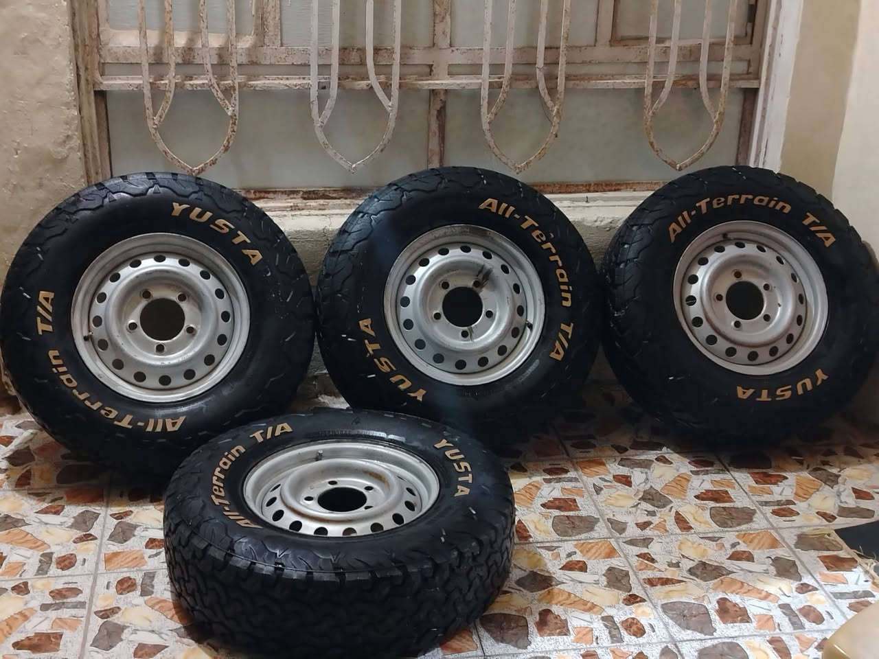 سلام عليكم /تيرات الاندكروز /حجم /16/عل/235/85 تيارات نص عمر بسعر مناسب /رقم الهاتف /***********
