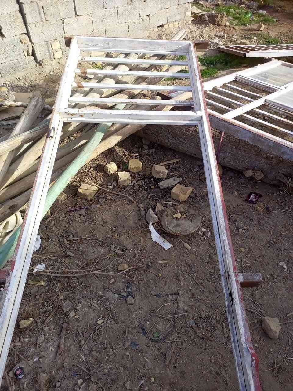 سلام عليكم اللبيع شباك بو لاربعه وباب رتفاع الباب 4 مع الف طابوگه غير متواجد عل فيس لاستفسار لاتصال علئ رقام التاليه ***********
***********
