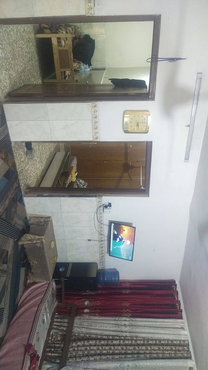 للبيع بيت مساحه 200 متر 
السعر 300 و بي مجال 
للاستفسار الاتصال ***********

