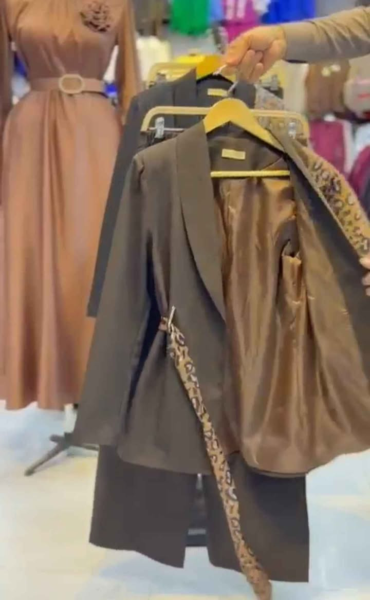 طقم ، خامة دابل تركي
. 
القياسات: 38 ،40 ،42 ،44 ،46 ،48. 

السعر ٣٧ الف
توصيل5 الاف بغداد, العراق


**إذا كنت صاحب هذا الإعلان وتريد حذفه لأي سبب، رجاءا أرسل رسالة إلى الدعم الفني**