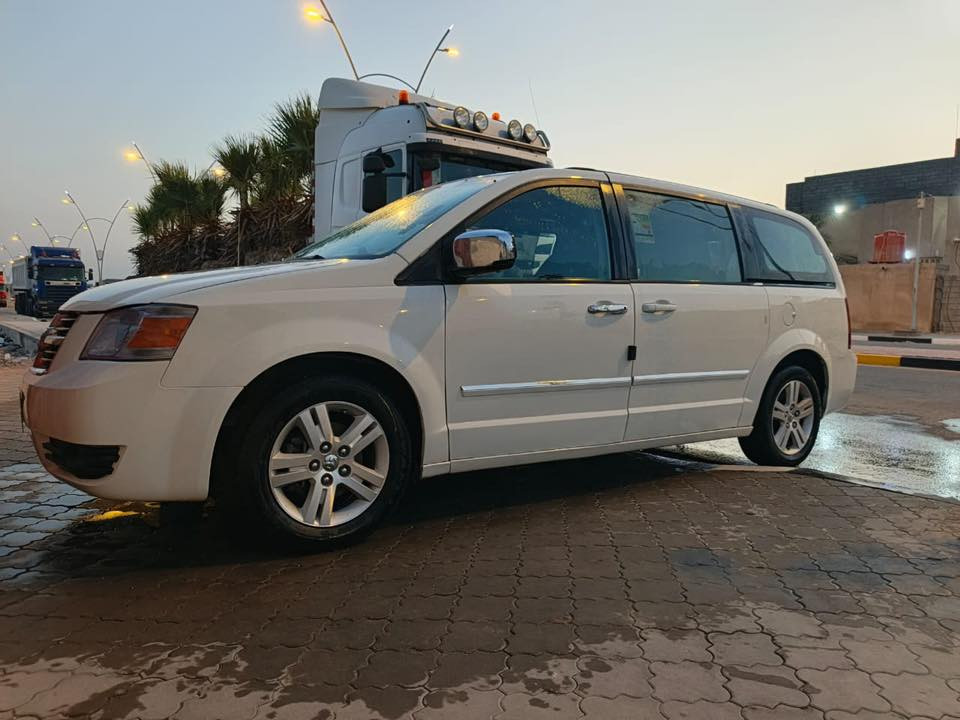 السلام عليكم
دوج كرفان 2008 فول مواصفات رقم بغداد سنويه لـ29 بأسمي وارد أمريكي حادثها جاملق وبنيد سعرها 95 وقابل للتفاوض  عنواني بابل رقمي ‭‬*********** )
