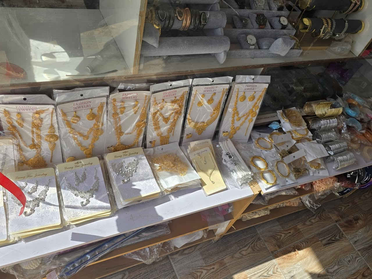 محل اكسسوارات للبيع القطع بسعر الجملة(هدايا حقائب عطور نضارات اكسسوارات) ***********
