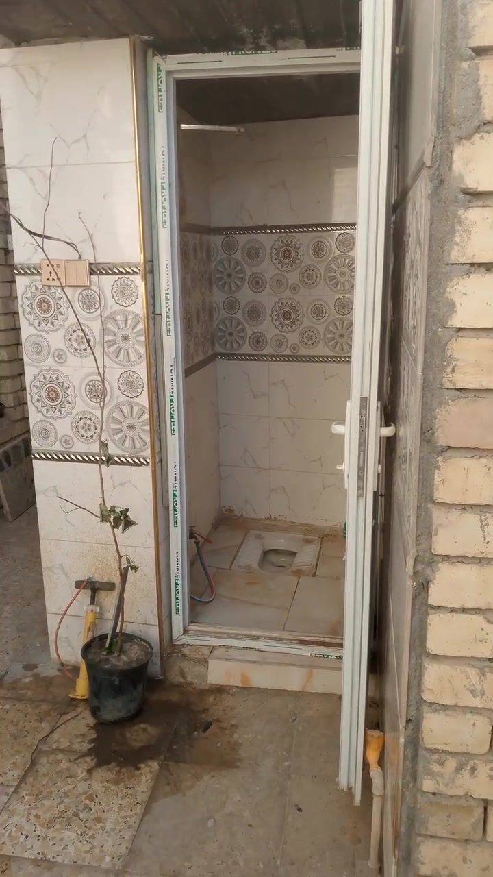 بيت للايجار مساحه 160متر يتكون من غرفتين وصاله ومطبخ وحمامين ومناور اثنين جاهز من كلشي بناء جديد خط سحب وخط انترنت 5 براميل ماي ماطور سخان ***********.
