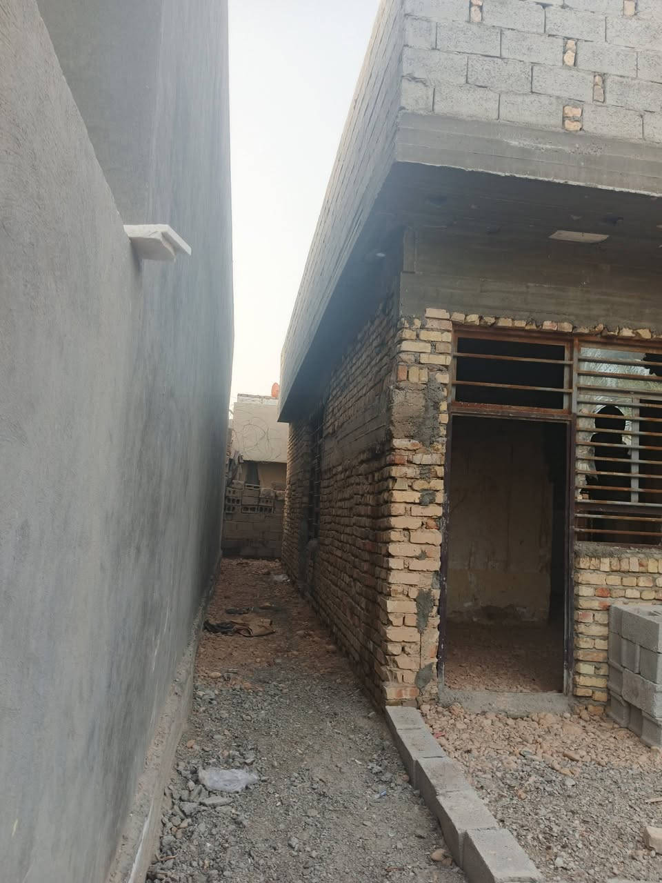 بيت قيد الانشاء للبيع الموقع  خان بني سعد حي العسكري فرع حجي عادل الوكيل بنهاية المدرسة المساحة 200 متر  طابو صرف  ***********
