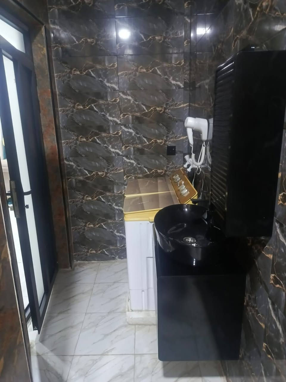 دار للبيع سند ٢٥ مساحه ٢٣٠ بناء حديث صار ٥ شهر من كمل طابقين يتكون من ٤ غرف بناء درجه ولالئ موقع شارع ٣٠ يم كوفي مزاج يبعد عن شارع عام ٥٠ متر تفاصيل أكثر تصل علئ رقم ***********
