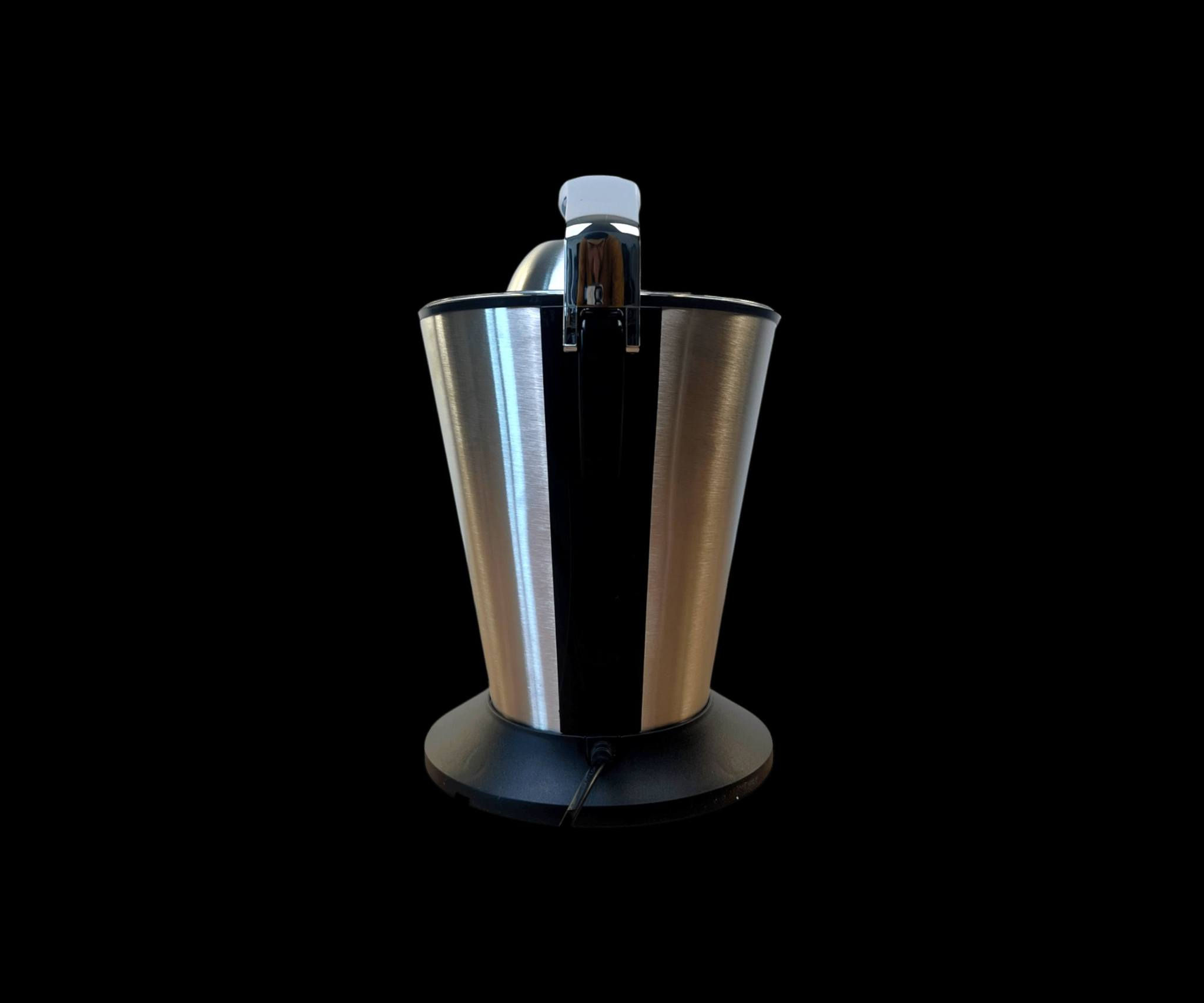 معصارة حمضيات كهربائية ستانلس ستيل ليبرونك – ضغط تلقائي 160 واط

الاستخدامات

عصر جميع أنواع الحمضيات مثل البرتقال، الليمون، اليوسفي، والجريب فروت.

مثالية لتحضير العصائر الطازجة في المنزل بشكل يومي.

مناسبة للاستخدام في المطابخ المنزلية والمكاتب الصغيرة.

تساعد في الحصول على عصير صحي وطازج خلال ثوانٍ بدون مجهود.

المميزات

قدرة كهربائية 160 واط تمنحك عصرًا سريعًا وفعّالًا.

محرك نحاسي كامل مع حماية فيوز لسلامة أعلى وعمر أطول.

سعة 500 مل مع حاوية مدمجة لتجميع العصير مباشرة.

نظام تشغيل بالضغط: تعمل المعصارة تلقائيًا عند الضغط على الذراع.

مخروطان للعصر (كبير وصغير) لتناسب مختلف أحجام الحمضيات.

جسم ستانلس ستيل مقاوم للصدأ بتصميم أنيق وعصري.

فلتر داخلي لفصل اللب والبذور للحصول على عصير نقي.

قاعدة مانعة للانزلاق لثبات أعلى أثناء التشغيل.

تفكيك سهل وتنظيف مريح، والقطع القابلة للفصل يمكن غسلها بسهولة.

تعمل على 220–240 فولت  50–60 هرتز.

ضمان لمدة سنة من تاريخ الشراء

محتويات الصندوق

جسم المعصارة الكهربائي.

مخروط عصر كبير.

مخروط عصر صغير.

فلتر عصير.

حاوية تجميع العصير بسعة 500 مل.

دليل الاستخدام.

الملاحظات

المنتج يعمل على الكهرباء فقط وليس بالبطاريات.

طول سلك الكهرباء 125 سم لمرونة أكبر في الاستخدام.

يُنصح بعدم تشغيل المعصارة بشكل متواصل لفترات طويلة للحفاظ على المحرك.

يُفصل عن الكهرباء قبل التنظيف.

الأبعاد

قياس المنتج: 18 × 18 × 30 سم

قياس الكارتون: 21 × 21 × 32 سم
السعر ٤٣ والتوصيل مجاني
الطلب والاستفسار مراجعة الصفحة


**إذا كنت صاحب هذا الإعلان وتريد حذفه لأي سبب، رجاءا أرسل رسالة إلى الدعم الفني**