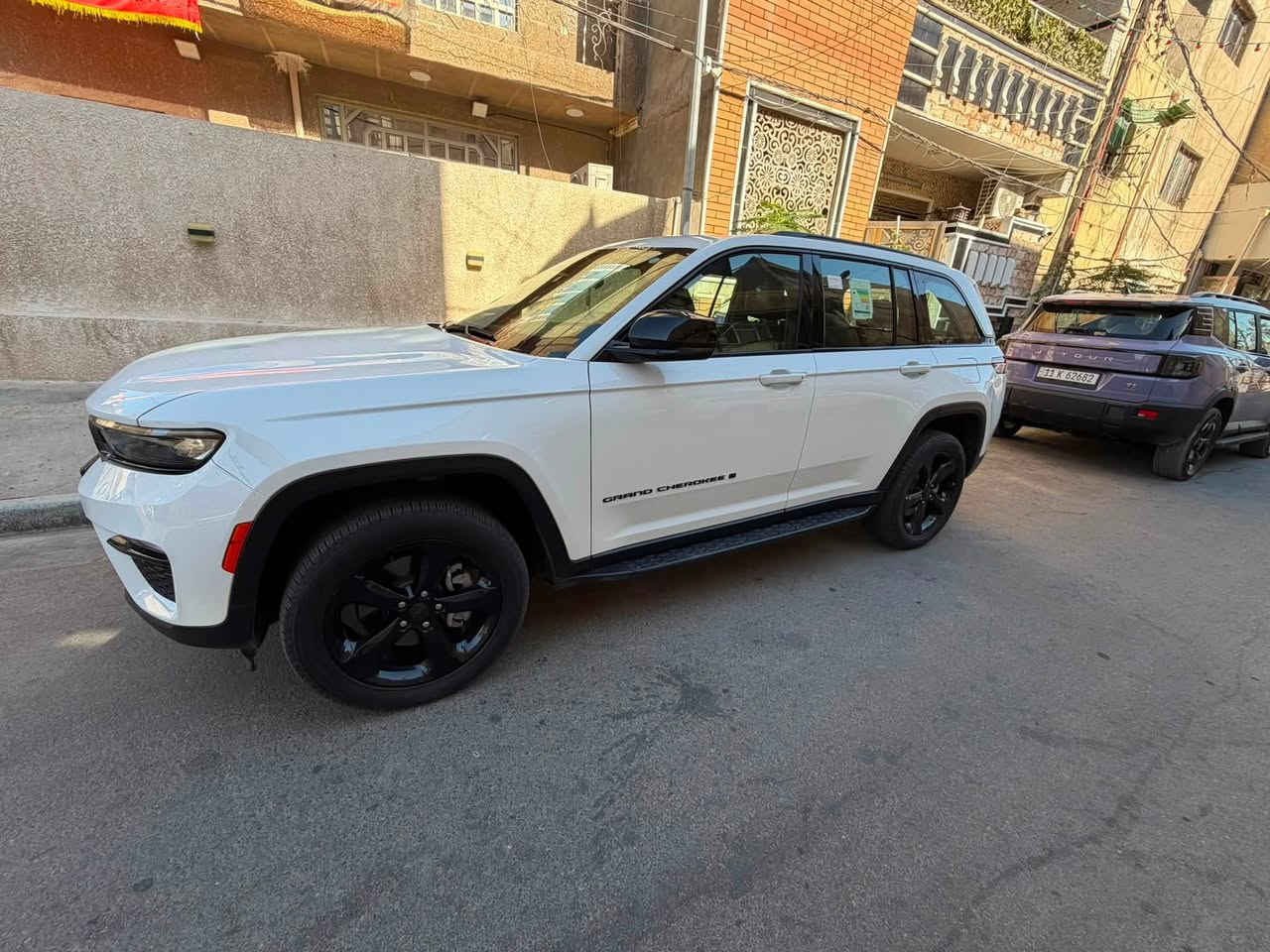 سيارة جيب كرانـد شيروكي التيتيود  بلاك ادشن خليجي موديل 2024 محرك 3.6 لتر 6 سلندر مع نظام دفع رباعي 4x4سعة السيارة 5 راكب ضمان شركة هارلم 

السيارة ماشية 9,700 كيلو متر  
مغلفه ppf الامريكي GMC

السعر 380 ورقة 
السيارة مكفولة كفالة عامه 

السيارة موجوده بغداد / حي القاهرة ***********

المواصفات :
* رادار امامي مع مانع تصادم . 
* تحذير الخروج عن المسار . 
* تحذير النقطة عمياء  .
* نظام تحذير عند التقاطعات. 
* شاحن موبايل وايرلس. 
* ويل قياس 20 انج .
* فتحة سقف . 
* لوحة القيادة بقياس 12 أنچ. 
* كير شفتر بالستيرن . 
* كاميرا خلفية. 
*شاشة كبيرة 10.1 أنج
* المصابيح الأمامية زنون .
* كشافات الضباب زنون . 
* دخول ذكي. 
* تشغيل عن بعد .
* الصندوق الخلفيي كهربائي .
* فرش المقصورة الداخلية من الجلد والشاموا .
* مقعد السائق كهربائي .
* المقاعد الأمامية تدفئة .
* حساسات خلفية . 
* دوسات جانبية .
* مكيف خلفي . 
* تدفئة مقود القيادة . 
* مانع تصادم خلفي .
* بلوتوث تلفون . 
* محدد سرعة . 
* نظام التشغيل والإطفاء الاوتوماتيكي .
