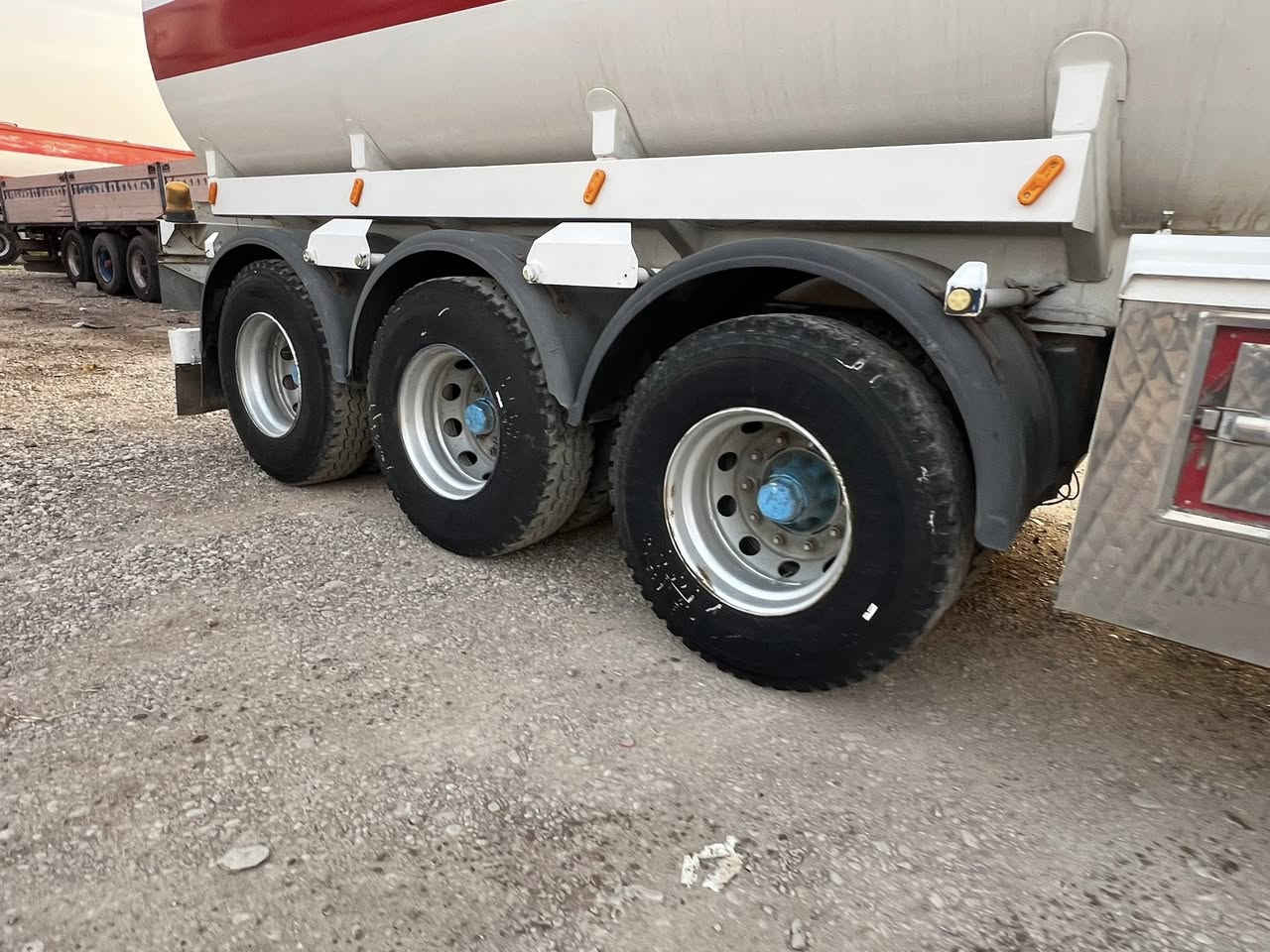 مان موديل ٢٠٠٤  فول سبلت سلاجة
اتوماتيك رتايدةر تايرات جديد تنكر جرف مكان كلار  سعري ***********
