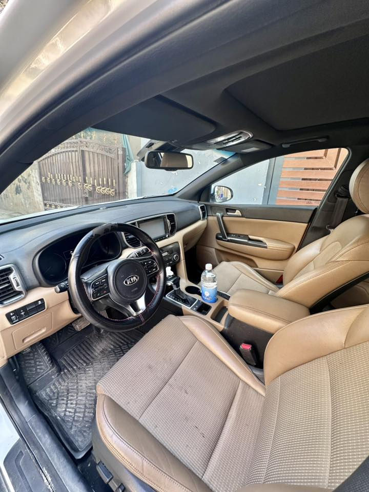 سياره سبورتك ٢٠١٨
فول مواصفات 
بانوراما
بصمه عدد ٢
دشبول بيانو
والمواصفات الي معروفه بالفول 
ماشيه ١٣٠ الف 
مابيها صبغ
خليجي
١٨٥ ورقه
***********
