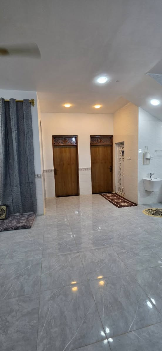بسم الله إعلان بيت للبيع الرمادي ال٥كيلو نزلت الشراع قرب فلكت فلاح الحنشل يبعدن عن شارع العام ٦٠متر المساحه ٢٠٠متر شارع ١٥متر نوع العقار طابو صرف تحويل مباشر نوع البناء حجر الطابق الاول الثاني بلوك يحتوي الدار على ٤غرف نوم استقبال مطبخ حمام عدد ٤ سنه البناء ٢٠٢٥ أستفسار أكثر ***********
