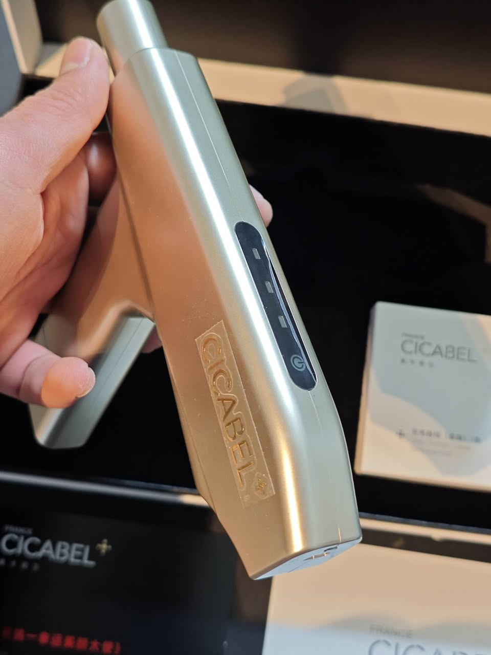 جهاز CICABEL Nano SPA Mesogun الأصلي
جهاز عناية بالبشرة احترافي بتقنية Nano Mesotherapy يساعد على تحسين امتصاص السيروم وتجديد البشرة بدون ألم أو إبر تقليدية.
المواصفات:
تقنية Nano Mesogun لتحفيز البشرة.
يساعد على ترطيب البشرة وتقليل مظهر الخطوط الدقيقة.
عدة مستويات قوة قابلة للتعديل.
بطارية قابلة للشحن مع مؤشر طاقة.
تصميم خفيف وسهل الاستخدام باليد.
مناسب للاستخدام المنزلي أو للعيادات التجميلية.
محتويات العلبة:
جهاز CICABEL Nano SPA Mesogun
كيبل شحن
دليل الاستخدام
الفوائد:
تحسين نضارة البشرة.
يساعد على امتصاص أفضل لمستحضرات العناية.
جلسات سريعة ونتائج ملحوظة مع الاستمرار.


**إذا كنت صاحب هذا الإعلان وتريد حذفه لأي سبب، رجاءا أرسل رسالة إلى الدعم الفني**