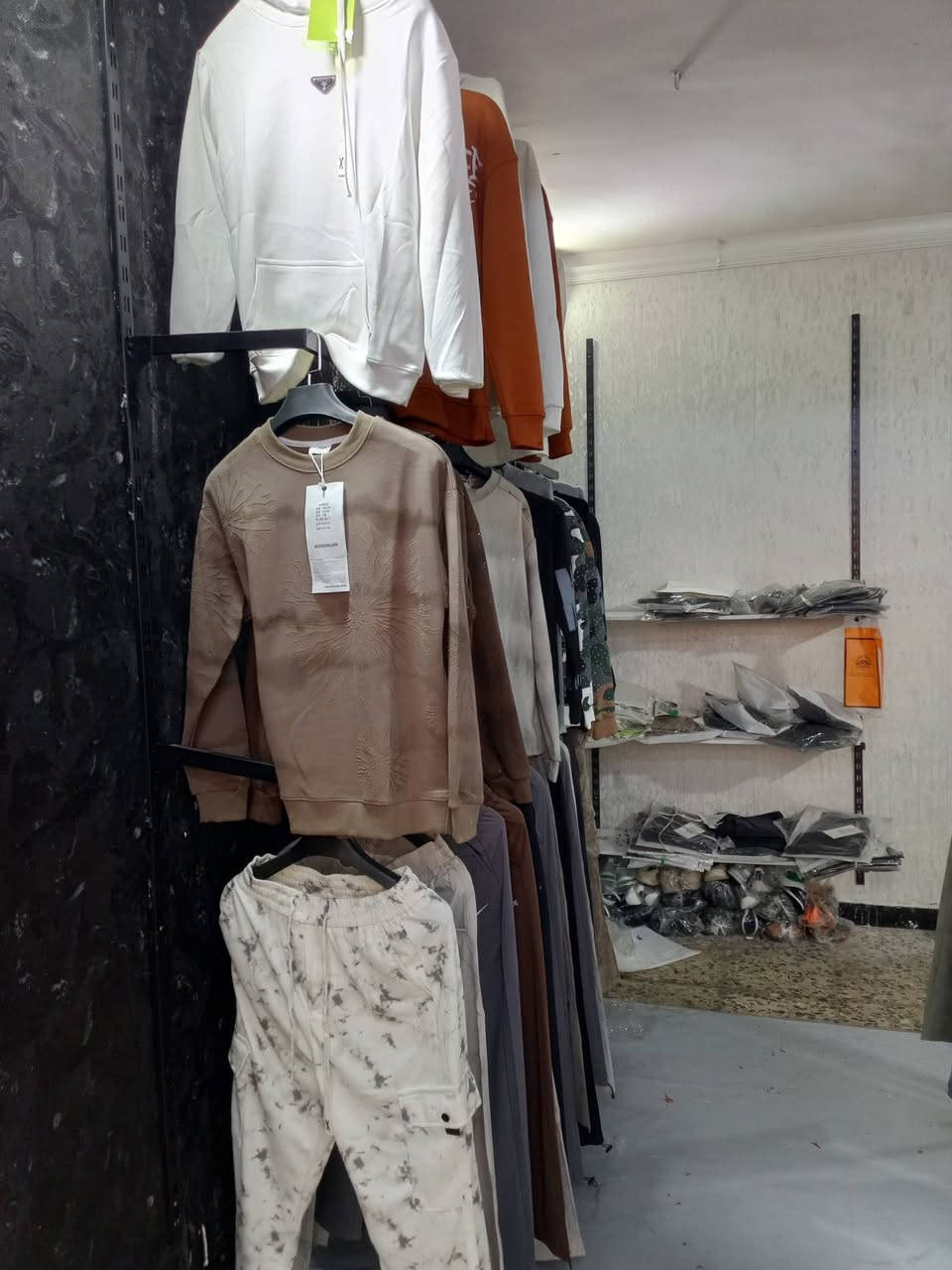 محل ملابس للبيع بل كامل لموقع حي نصر مقابيل مدارس لحق لحركه خير من الله سبب لبيع عندي فرع ثاني وماجاي الحك المحل ايجاره بشهر ب125 رقم تواصل ***********
