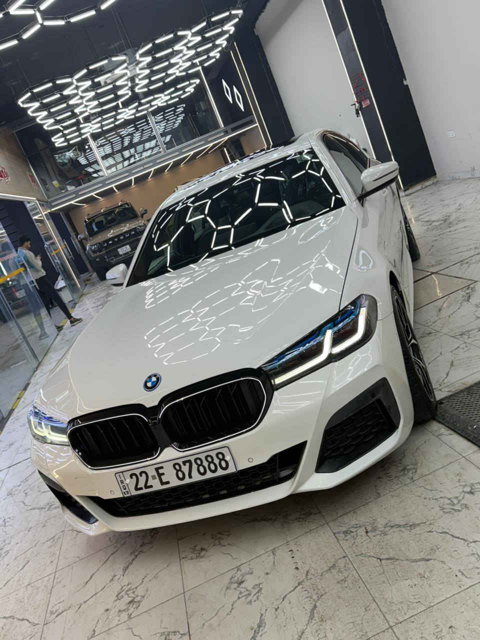 بي ام دبليو 530e 2022 
ام بكج بلادي دركة ودوسات ودعاميات 
داتا شو 
تحديث لغة عربية كامل 
كاربلي وايرلس 
كشنات تدفئة داخل اسود 
ايمائات صوت 
سستم صوت هارمن كاردن 
دفع خلفي RWD 
حزام كهرباء 
حساس  امامي خلفي جانبي 
السيارة ٣ انظمة كهرباء + هايبرد+ بانزين 
الحادث كلش بسيط بارد بالجاملغ الامامي وصبغ قليل بالجاملغ الخلفي علكد الهلال 

مكان السيارة بغداد المنصور او العامرية 
***********
***********
