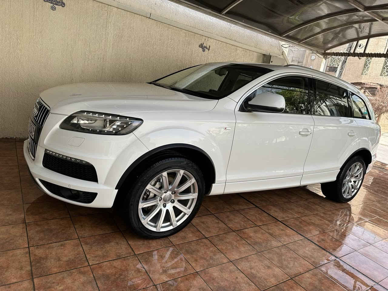 أودي Q7 موديل 2015 جديدة خليجية وكالة أربيل S لاين يعني فول مواصفات 6 سلندر سوبر جارج ماشية 188 الف كيلو والسيارة مكفولة.  ورقم أربيل وبأسمي مكان السيارة بغداد الكرخ *********** /السعر 185$ ورقة
