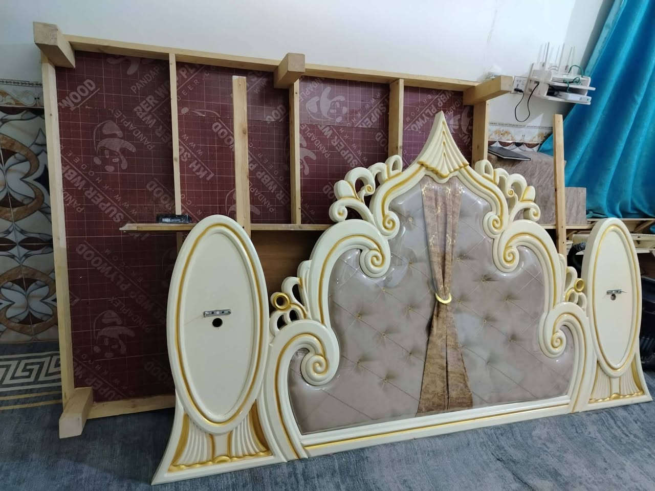 سلام عليكم غرفة عراقي بتصميم تركي تتكون من كنتور6أبواب وزاوية طلاكتين مع ملحق داخلي في الكنتور والزاوية مع ميز بلازممة وجرباية ومراية الغرفة عملاقة جدآ واستعمال بسيط للشراي إتصل على رقم ***********
