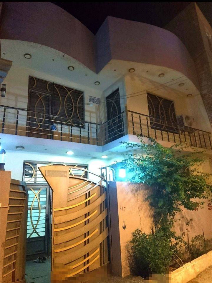 #للبيع بيت مساحة ١٥٠ متر
بناء حديث طابقين يحتوي على 
٥ غرف نوم و ٣صالات وأستقبال ثاني ملك عن الشارع العام عرض الشارع ٧ متر متوفر جميع الخدمات يبعد عن حرم الامام الحسين ١٠ دقائق مشي..
العنوان/كربلاء ـ شارع الروضتين
#التواصل واتساب***********
