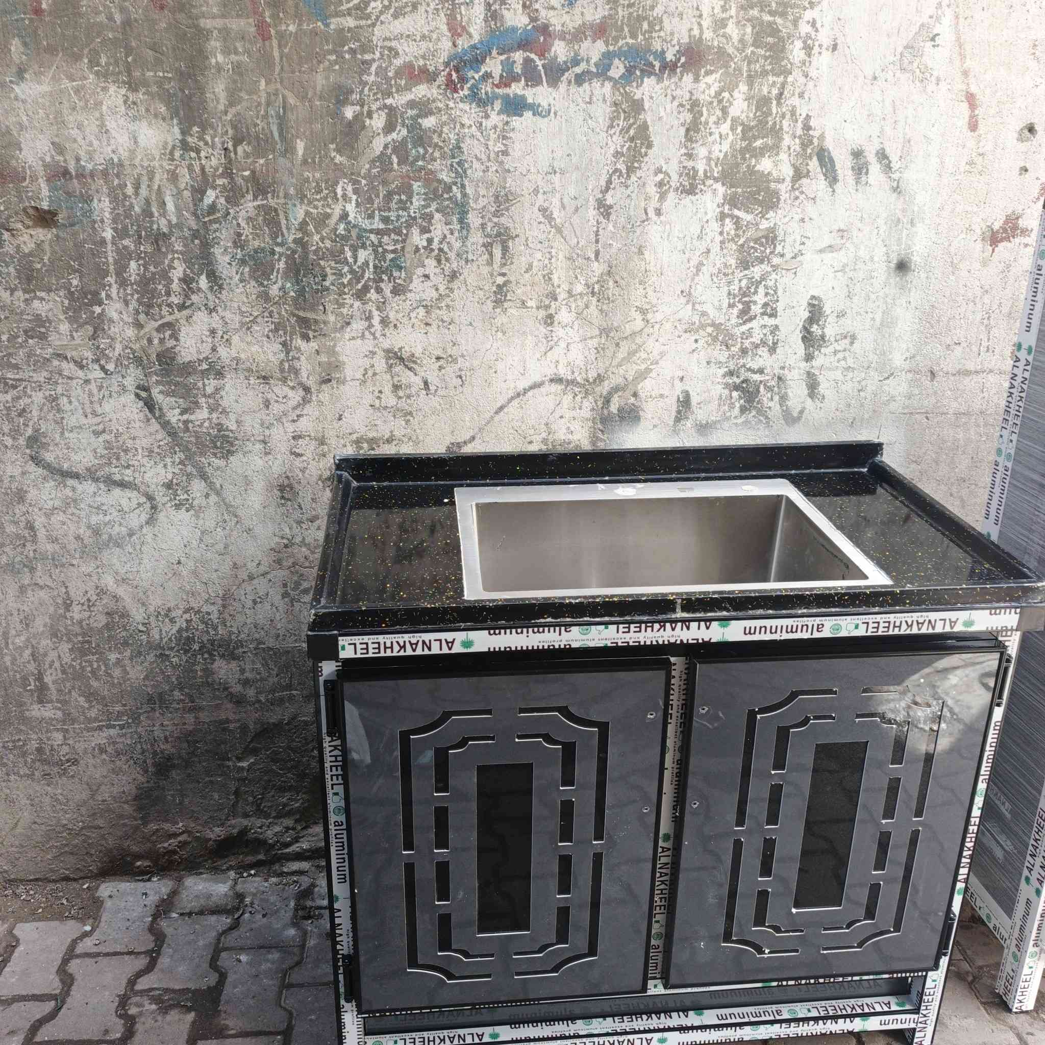 السلام  عليكم يوجد لدينا كاونترات حسب الالوان والقياسات وفصالات وحسب الطلب ولدينا توصيل مجاني داخل بغداد والاستفسار على الرقم *********** و *********** الاتصال على الخاص
