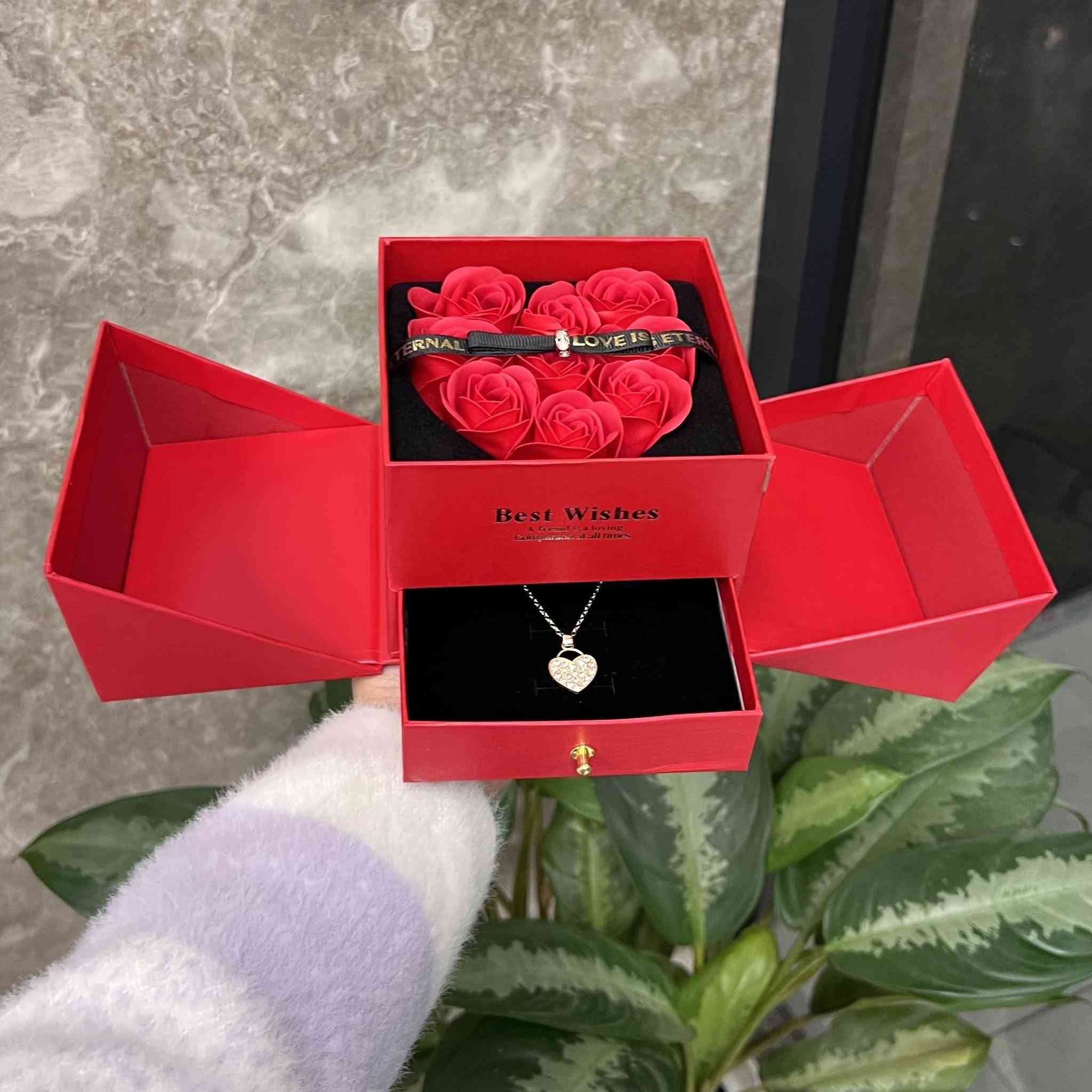 🎁 جوانترین دیاری تەنها بە 15 هەزار! "بۆکسی شاهانەی گوڵ و ملوانکە" ✨
ئیتر بۆ دیاری مەردۆخە! ئەم بۆکسە ناوازەیە سحر و جوانی گوڵ و بریقەی ملوانکە لە یەک کاتدا کۆدەکاتەوە بۆ ئەوەی دڵی خۆشەویستەکەت پێ خۆش بکەیت:
دیزاینی شاهانە: بۆکسێکی سووری شیک کە لە دوو لایەوە دەکرێتەوە و بە قردێلەیەکی جوان ڕازاوەتەوە.
دڵێک لە گوڵ: لە ناوەوە دڵێکی مەخمەڵی لە گوڵی سوور، لەگەڵ نووسینی ناوازەی LOVE IS ETERNAL.
سوپرایزی شاراوە: دەرهێنەرێکی (قەناتێکی) ژێرەوە کە ملوانکەیەکی زێڕینی تێدایە بە هەڵواستراوی دڵ و بە مرواری درەوشاوە ڕازاوەتەوە.
💰 نرخ: تەنها 15 هەزار دینار!
🚚 نرخی گەیاندن: تەنها 5 هەزار دینار بۆ هەموو شارەکان! (سعر التوصيل 5 آلاف فقط لجميع المدن).
📞 بۆ داواکردن و حجزکردن (واتساپ یان پەیوەندی): ***********
✨ بڕی بەردەست سنووردارە.. ئێستا داوای بکە و ساتێکی لەبیرنەکراو دروست بکە! ✨

