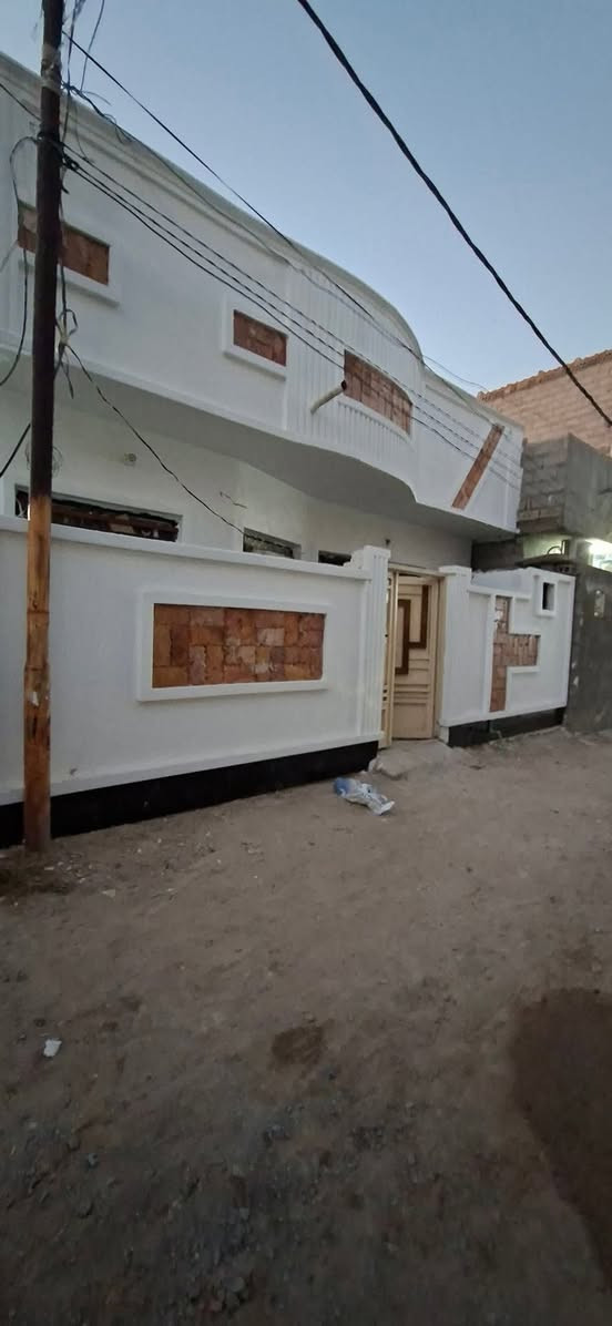 سلام عليكم بيت 100م  العنوان كربلاء الحسينيه العطيشي قرب معرض حردان طابو 25 استقبال وغرفه وصاله مفتوحه ع المطبخ حمام داخلي وخارجي طارمه صطح اشتايكر كله كامل كهرباء ماء مولد ذهبي السعر 58 مليون وبي مجال باقي التفاصيل اتصال  *********** مروس هم يرهم
