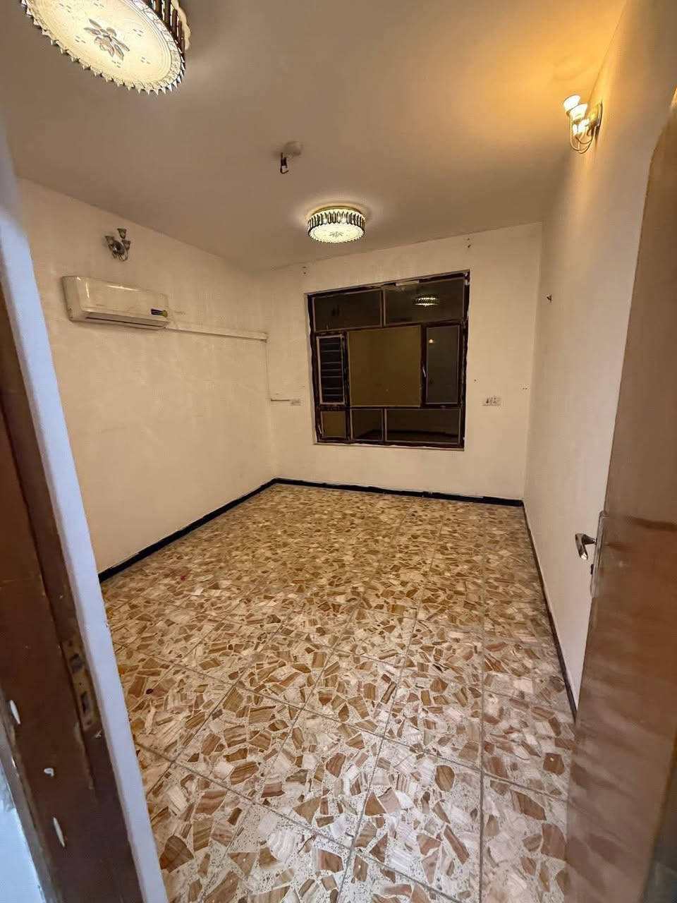 🔹 وحدة سكنية طابق أول، نظيفة جداً.
📌 مطلوب: بنية أو عائلة صغيرة.

المواصفات:

* غرفتا نوم (مجهزتان بسبلت).
* مطبخ (مجهز بسبلت).
* صالة (مجهزة بسبلت وتلفزيونين عدد 2).
* خدمات صحية.

💰 الإيجار: 750 ألف دينار عراقي (قفل).

📍 الموقع: بغداد / السيدية – مربع الاقتصاديين – على شارع 40 متر.

📞 للاستفسار:***********

🏢 مكتب حلم عقاري

يتوفر لدينا العديد من عروض البيع والإيجار في مناطق السيدية والمناطق المجاورة
