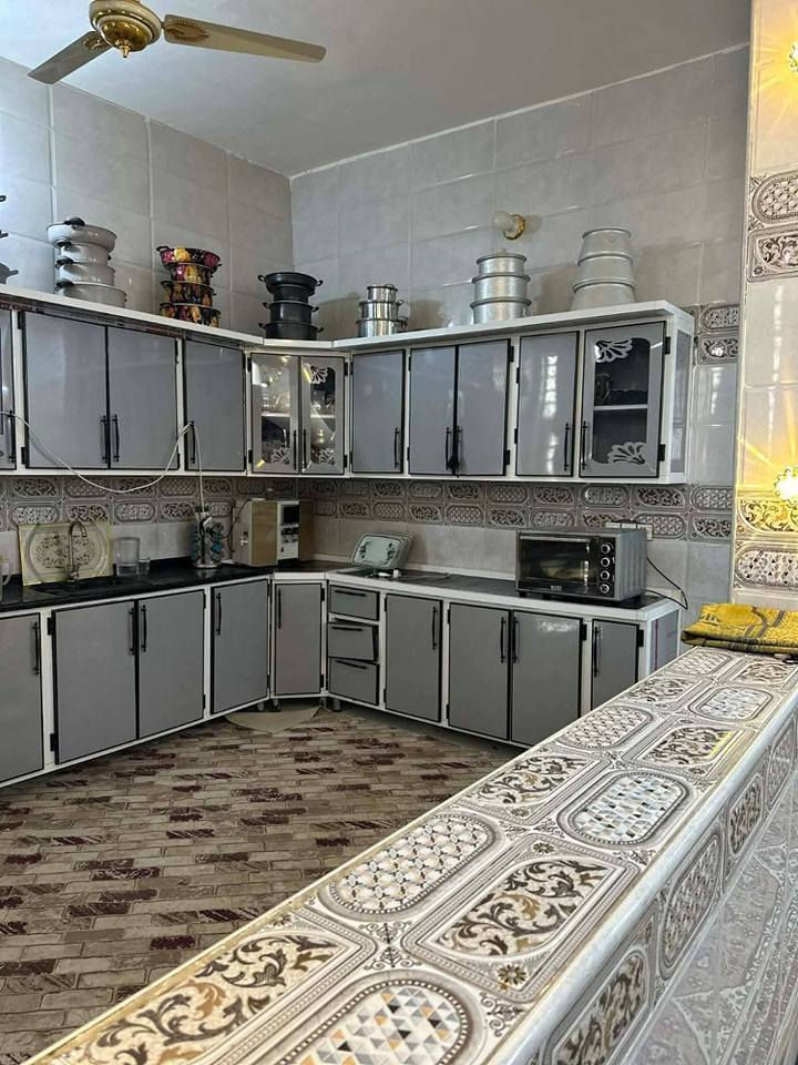 بيت مساحه 500متر شغل جناي
✅  بيت مرقم ومشمول بقرار التطويب 
(((يعلان مكتب لاخوين للعقار))) 
موقع /نجف 🏡
مقابيل قريت الغدير 

البناء 🏡 ***********
غرفتتين / صاله 12م/ يوجد بيه ثنين مطابخ حار وبارد سقبال 12 م/ 2 حمامات في اداخل / واخرج 4 / بناه درجه واله نزالت البيت كله 
بناء مرتب/ اساس + سقف كونكريت + طابوك

ألخدمات
ماء/كهرباء/مدارس/سوق/تبليط/لحد الباب النجف, العراق
