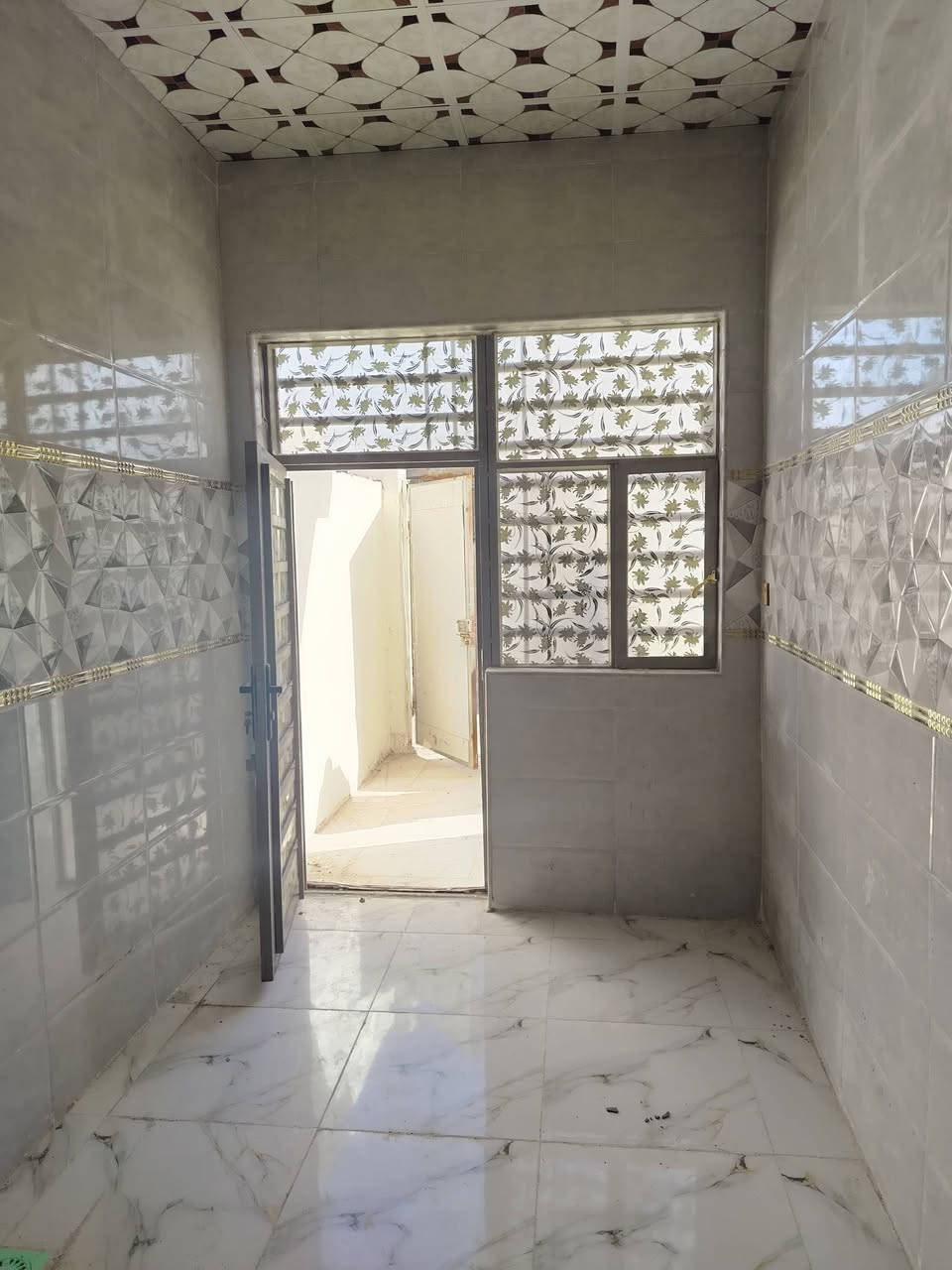 السلام عليكم بيت للبيع المساحه ١٠٠ متر البراكيه شارع المعمل مقابيل مدرسة علي الرماحي اساس صب كونكريت سقف صب كونكريت بناء طابوق نهروان البيت كامل من كلشي يحتوي على استقبال غرفه صاله مطبخ صحيات داخلي وخارجي السعر ٤٦ معه المجال الاستفسار على الرقم *********** مكتب بركات العباس ع
