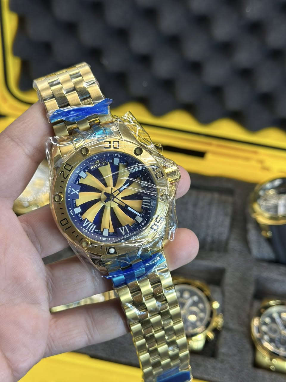 ((شباب مزاد من 50 الف)))
الساعة المعروضة في الصورة هي ساعة إنفيكتا سبيدواي توربين (Invicta Speedway Turbine)، وبالتحديد الموديل 25851. 

المواصفات الرئيسية:
الموديل: Speedway 25851.
الحركة: أوتوماتيكية (Automatic) من نوع NH35A، وتتميز باحتياطي طاقة يصل إلى 41 ساعة.
التصميم: تتميز بمينا (قرص) باللونين الأزرق والذهبي بتصميم "توربين" أو "مروحة" دوارة.
الهيكل والسوار: مصنوعان من الفولاذ المقاوم للصدأ المطلي بالذهب الأصفر.
المقاس: قطر الهيكل يبلغ 49 ملم.
مقاومة الماء: تصل إلى عمق 100 متر (330 قدم).
مميزات إضافية: أرقام رومانية ومؤشرات مضيئة (Tritnite) للرؤية الليلية. 

تعتبر هذه الساعة جزءاً من مجموعة "سبيدواي" التي تجمع بين الأناقة الرياضية والتصميم الجريء.


**إذا كنت صاحب هذا الإعلان وتريد حذفه لأي سبب، رجاءا أرسل رسالة إلى الدعم الفني**