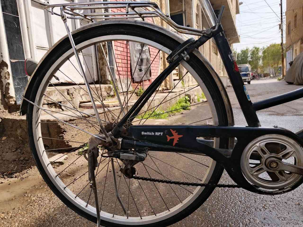 السلام عليكم، بايسكل بناتي قياس 27 باله
رقم شاصي
 بريكات امامي خلفي شغال
لايت داينمو امامي شغال
تايرات جديد
سرج جديد جلد
جرس
قفل مع مفتاح
ستاند جديد

للتواصل خاص ماسنجر او واتس اب ***********
السعر 80 وبي مجال
