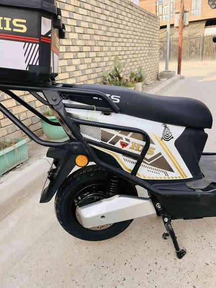سلام عليكم ورحمه الله وبركاتو 
دراجه شحن نوع سكنس من شركه HlS شركه معروفه 

تجي بعدد بطاريات 6 كبار عدد التحويلات 3 بقدره ملف 2000w حقيقي عداد الكيلو متر 589 ماشيه  دراجه جديده وصل شراء المعرض موجود السعر 750 وبيه مجال قليل قليل *********** مكاني بغداد الزعفرانيه
