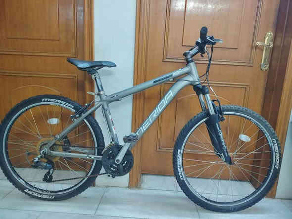 دراجة Merida MTB للبيع
الموديل: Merida Matts 10
النوع: جبلية (Mountain Bike)

المواصفات العامة
هيكل (Frame): ألمنيوم قوي وخفيف الوزن

المقاس: مقاس متوسط – مناسب لمعظم الأطوال

النظام: 21 سرعة

المغيّرات (Shifters): Shimano

الديراتور: Shimano

الفرامل: فرامل جنط (V-Brake) أمامية وخلفية

الشوكة الأمامية: نظام تعليق أمامي (Front Suspension) لتخفيف الصدمات

الإطارات: Merida مقاس 26 إنش

الجنطات: ألمنيوم خفيف

الكرينك: ثلاثي

الكراسي والمقود: قياسي بحالة جيدة

البدالات: بلاستيك مقوّى

الحالة
الدراجة بحالة جيدة

الإطارات بحالة ممتازة

مناسبة للطرق الوعرة والمدينة

السعر : 250 الف 🔥
شارع فلسطين خلف بانزين خانة المهندسين ***********
