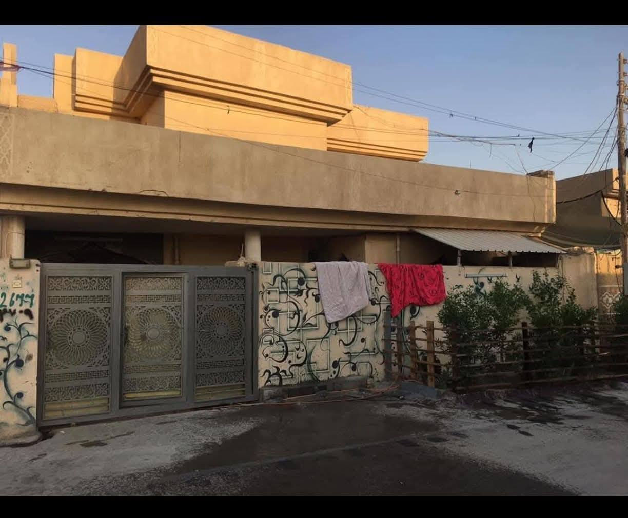 سلام عليكم دار البيع مساحته ١٢٥ متر غرف نوم عدد ٣ وحده جوه ثنين فوك بيت نضيف وخير من الله ابو غريب شهداء قر جامع ريان *********** واتساب
