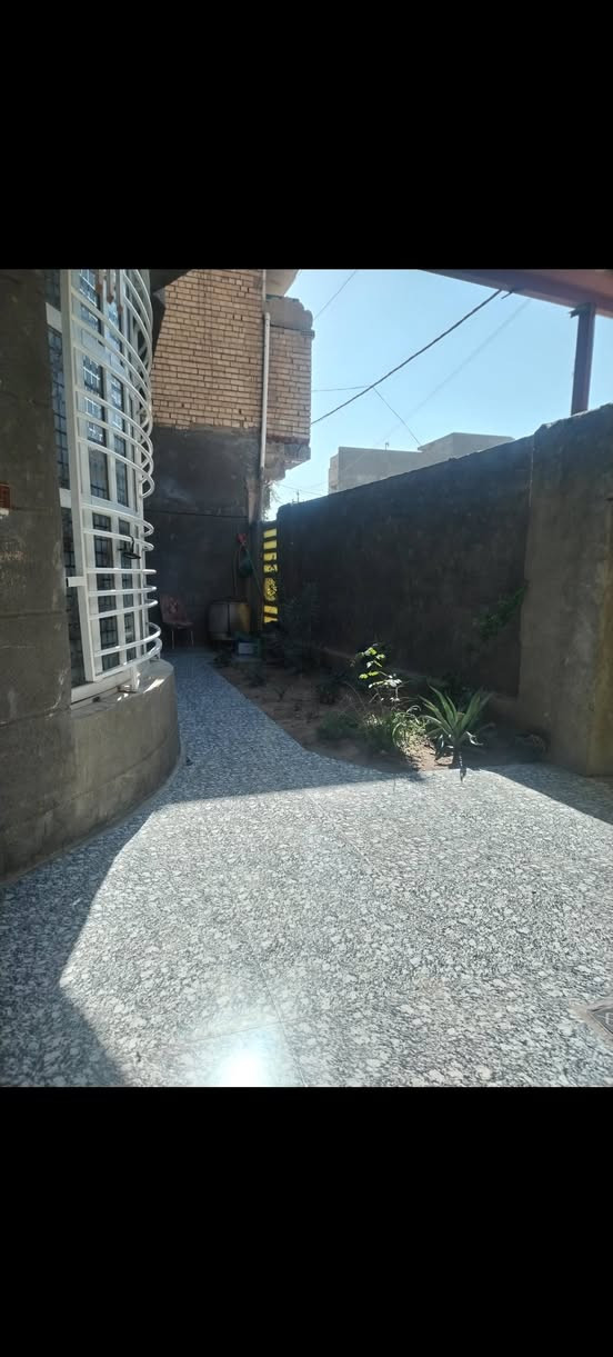 بيت للبيع بحي الغدير خلف شارع الجنابيين بيت بناء طابقين جديد الطابق الأول يحتوي عل غرفتين وصاله واستقبال ومطبخ ومجمع صحي داخلي ومجمع صحي خارجي ومنور والطابق الثاني يحتوي عل غرفتين وصاله ومجمع صحي مساحه البيت 220م
الاتصال على الرقم ***********
                           ***********
